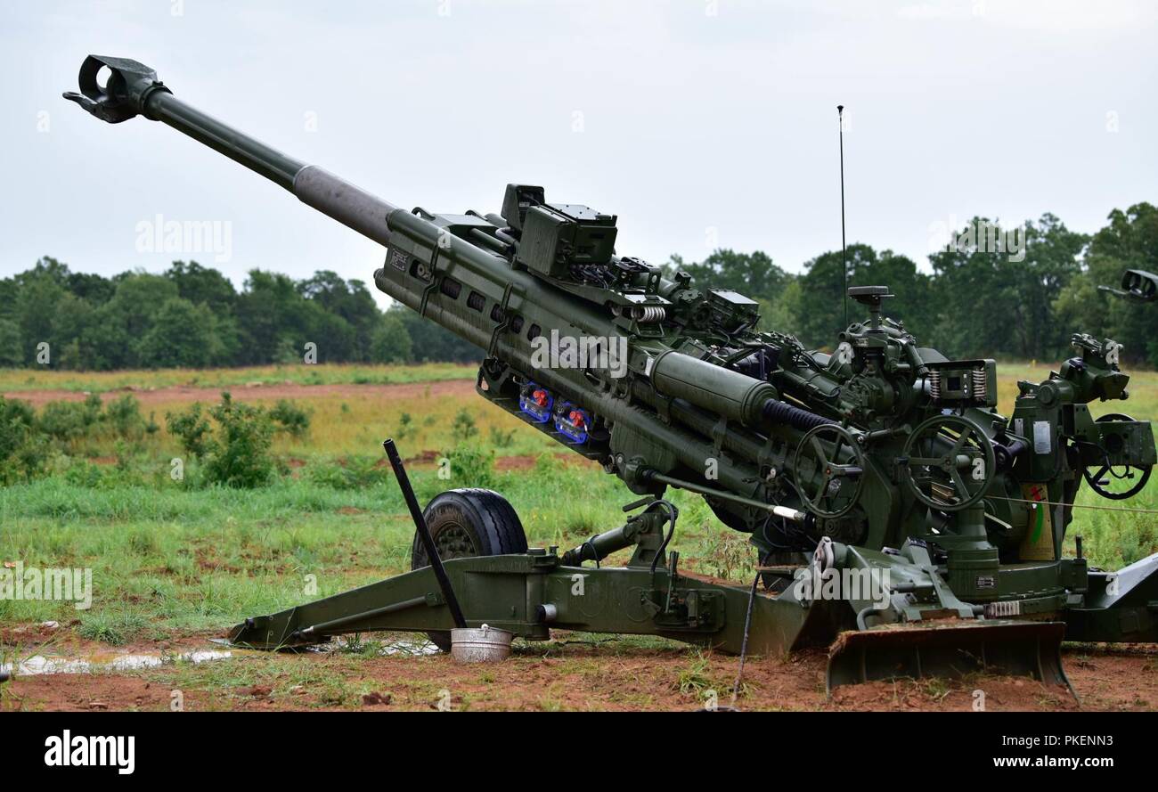 Soldaten zu Charlie Batterie zugewiesen, 1.BATAILLON, im Field Artillery Regiment, 39th Infantry Brigade Combat Team, Arkansas National Guard, führt eine Live Fire Training übung mit dem M777 A2 155 mm Haubitzen abgeschleppt, 28. Juli 2018. Charlie Batterie "Cold Steel", ist aus Booneville, Arkansas gehabt. Dies ist das erste Mal das Arkansas Nationalgarde die M777A2 aufgefangen hat. Stockfoto