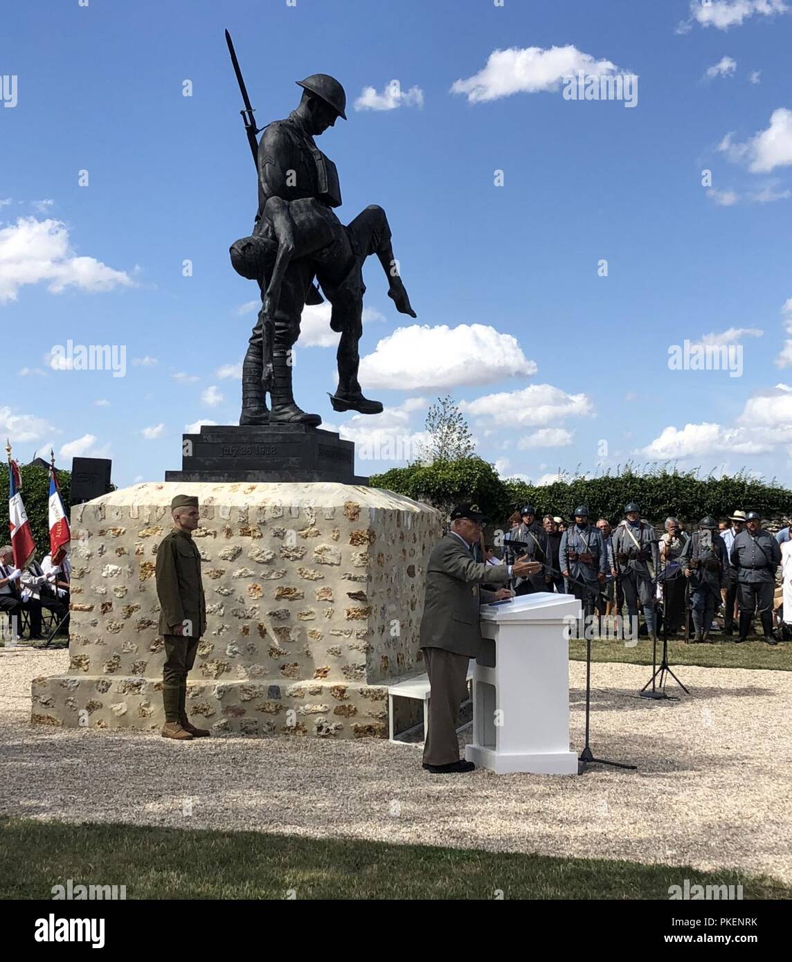 Pensionierte Generalmajor Joseph Taluto, der Präsident der Rainbow Division Veteranen Stiftung spricht während einer Zeremonie zum Gedenken an den 100. Jahrestag der 167 Regiment (Alabama National Guard) Der 42 "Regenbogen" der Abteilung Kampf an der Croix Rouge Bauernhof in Fère-en-Tardenois, Frankreich Am 29. Juli 2018. Der Kampf war eine der blutigsten Schlachten der Division. 25 Soldaten der 42th Infantry Division wurden in Frankreich ab Juli 24-29 an den Veranstaltungen zum Gedenken an die Rolle der Abteilung - zu nehmen - und die Rolle der US-Armee - im Ersten Weltkrieg (U.S. Army National Guard Stockfoto