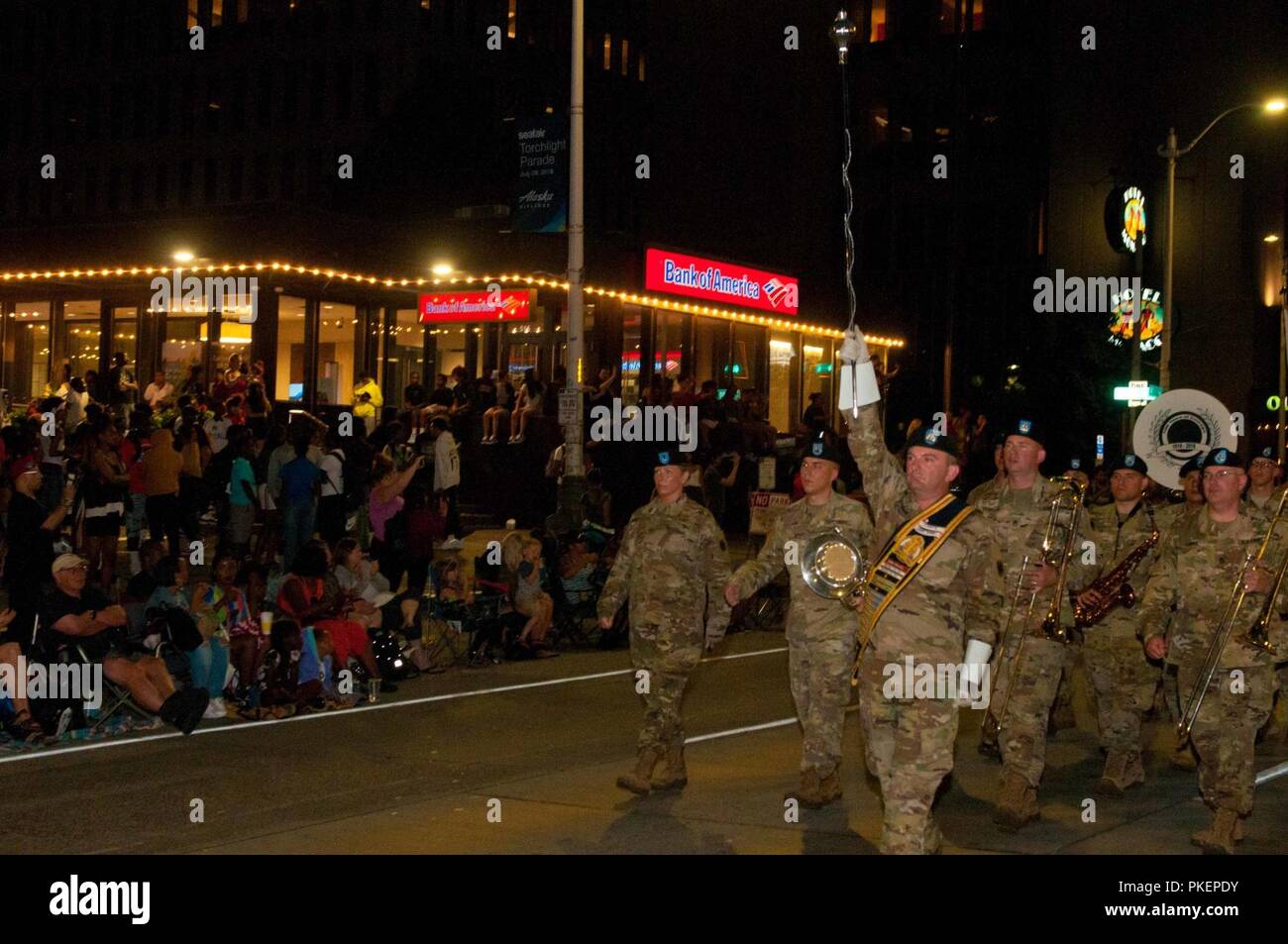 America's ersten Corps Army Band von Joint Base Lewis-McChord, Washington durchgeführt für Tausende von Zuschauern während der 68. jährlichen Seafair Parade in Seattle, 28. Juli 2018. Stockfoto