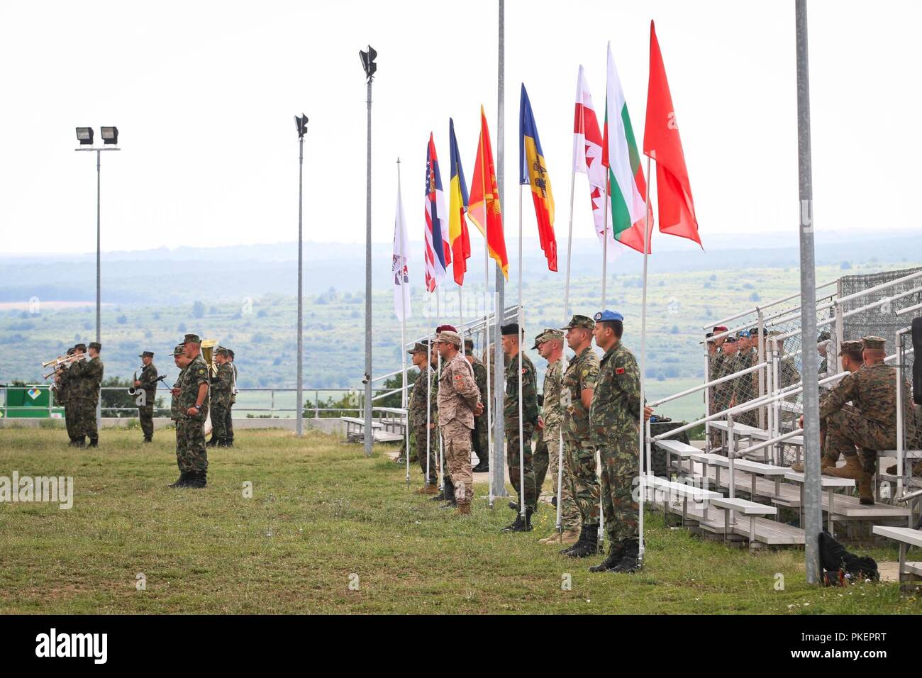 Mitglieder der Streitkräfte aus acht NATO-Verbündeter und Partner Nationen stehen unter Flaggen der jeweiligen Nation während der Eröffnungsfeier der Übung Platin Lion, Novo Selo, Bulgarien, 30. Juli 2018. Platin Lion ist eine jährliche Übung, fördert die regionale Stabilität und baut dauerhafte Beziehungen mit Partnerstaaten. Stockfoto