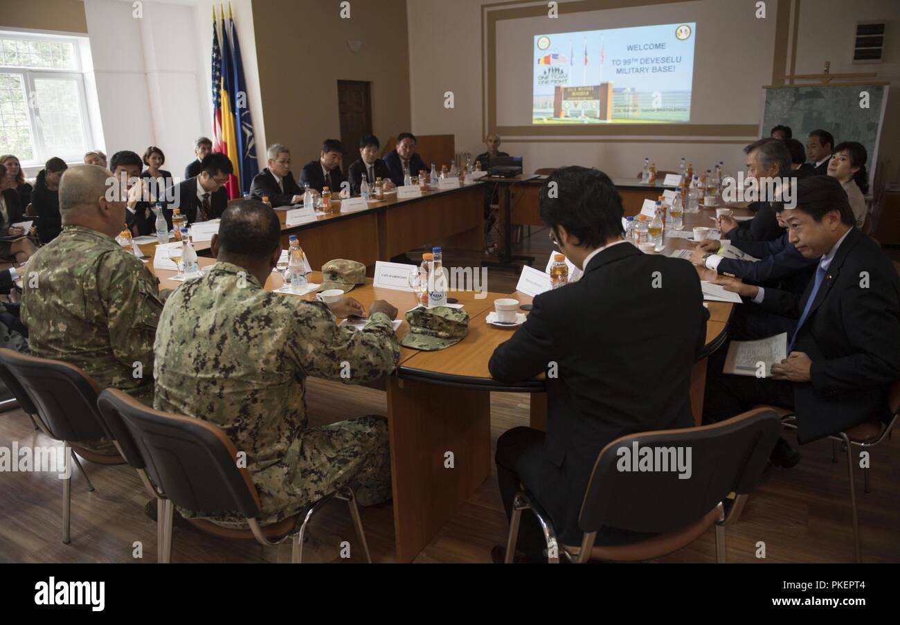 Rumänien (31. Juli 2018) Col. Razvan Bratulescu, base Commander für Rumänische 99th Military Base mit Kapitän Charlos Washington, kommandierender Offizier für Naval Support Facility Deveselu, geben eine kurze für die Mitglieder der japanischen Diät während einer Tour. NSF AAMDS Deveselu und Rumänien sind in Zusammenarbeit mit dem Rumänischen 99th Military Base entfernt und eine wichtige Rolle bei der Abwehr ballistischer Flugkörper in Osteuropa spielen. Stockfoto