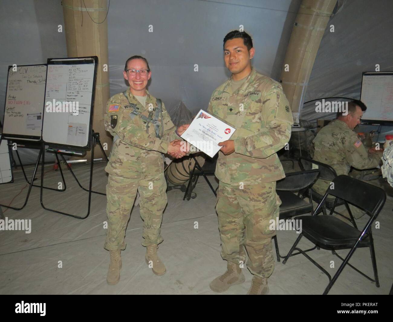 Uns Armee-reservesoldat Col. Amy Beuschlein der 2. Brigade, 84th Abteilung Weiterbildung, stellt SPC. Eduardo Garcia, ein Spezialist mit der 211 Region Support Group (RSG) auf Basis von Corpus Christi, Texas, mit einem Zertifikat für ein "Held der Schlacht" am 26. Juli 2018, am Fort Hunter Liggett, Calif., während CSTX 91-18-01. Spc. Garcia war die Auszeichnung für seine herausragenden Beiträge gegeben, während das Lernen eines neuen Programms, das die 211. Mit anderen Einheiten über das Schlachtfeld zu kommunizieren. CSTX 91-18-01 sorgt für America's Army Reserve Einheiten ausgebildet werden an Br bereitstellen Stockfoto