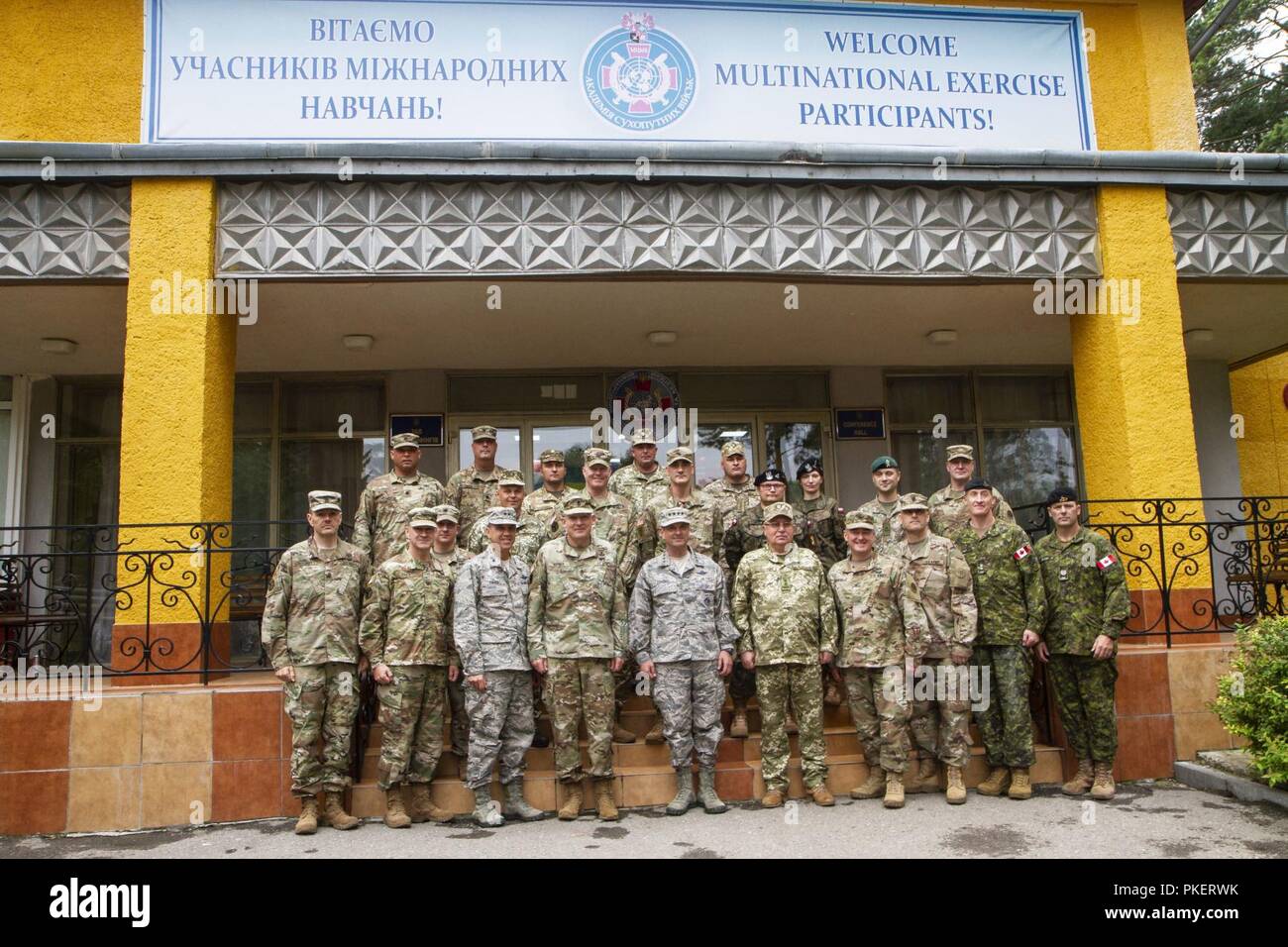 Gruppenfoto der Allgemeinen Lengyel und Vertretern der ukrainischen Armee und die Mitglieder der 278th ACR und 27 IBCT, 31. Juli an Yavoriv, Ukraine. Stockfoto