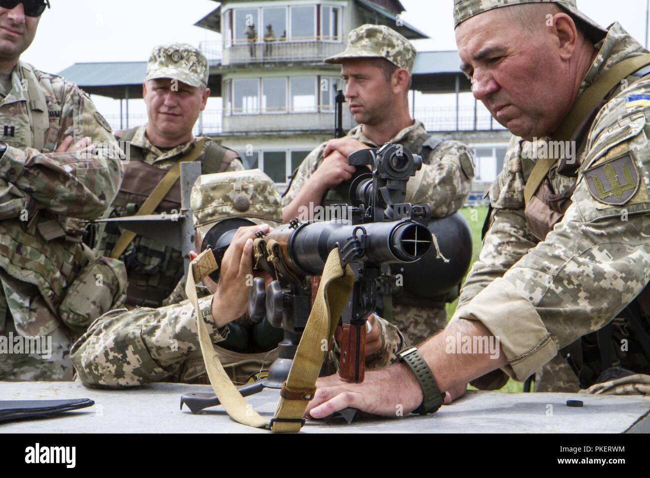 Ukrainische Soldaten demonstrieren verschiedene Waffen Systeme während der Allgemeinen Lenguyel besuchen, Juli 31 bei Yavoriv, Ukraine. Stockfoto