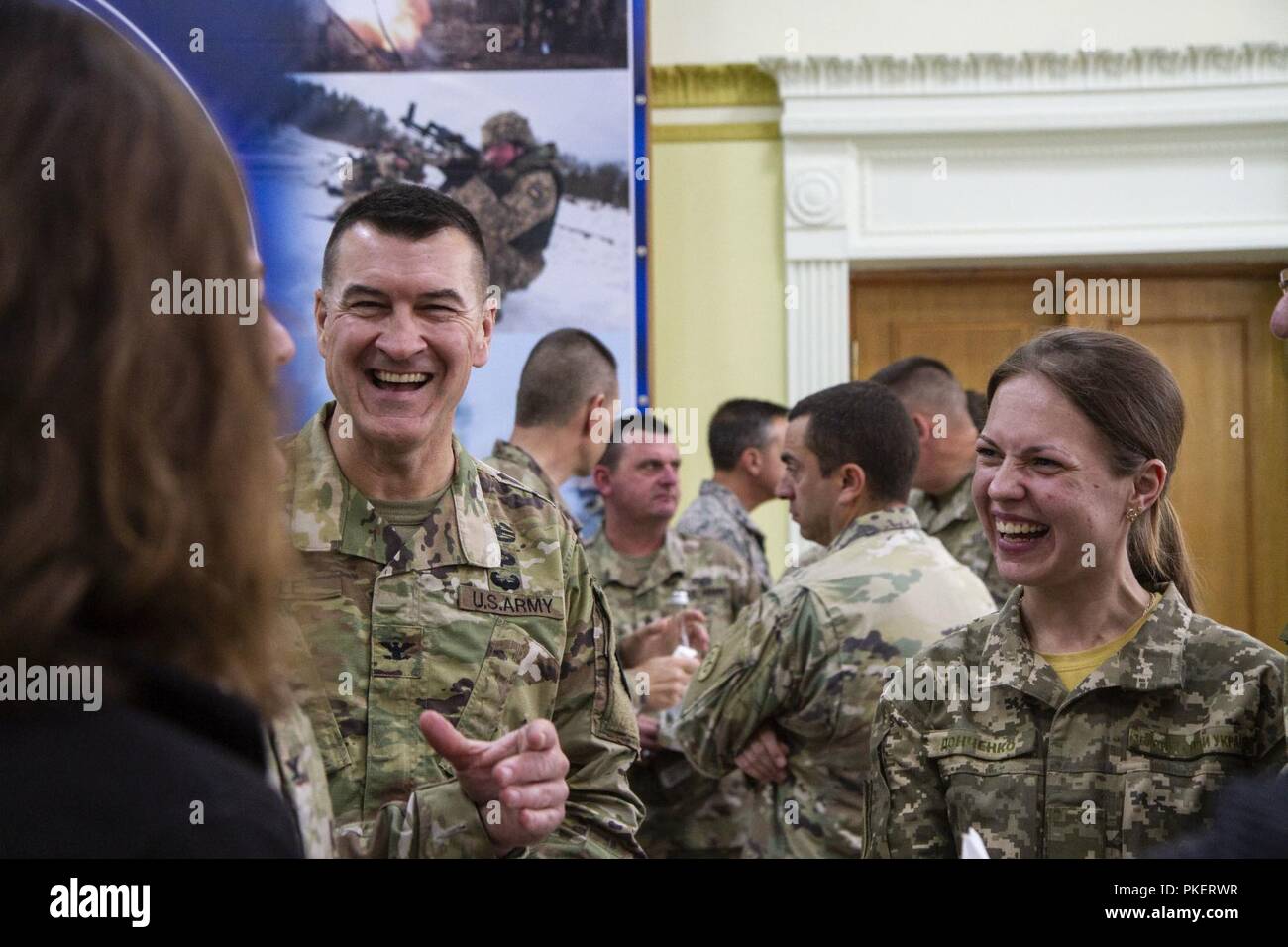 278Th ACR Commander (links) mischt sich mit Mitgliedern der Ukrainischen Militär. Stockfoto