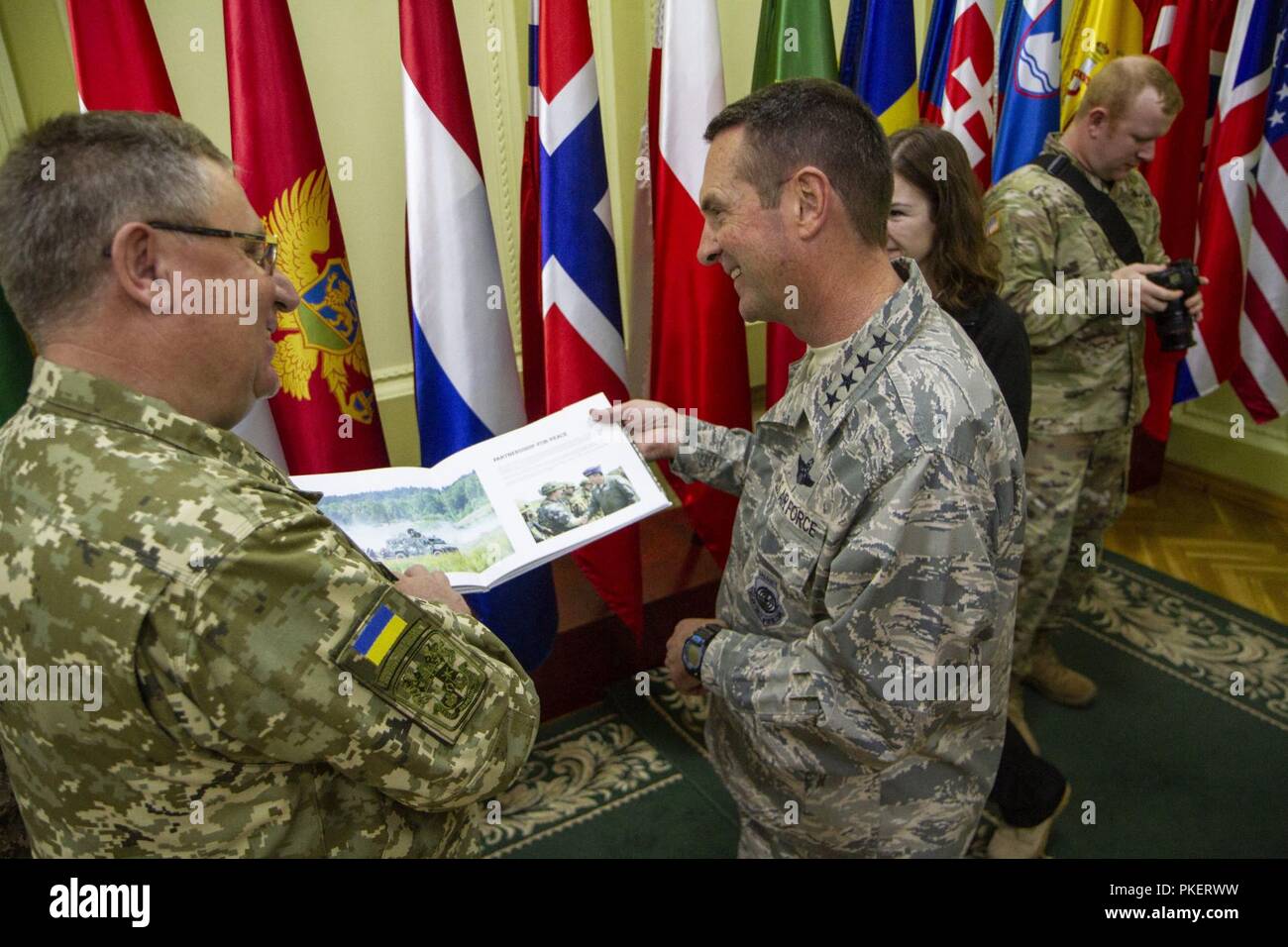 Allgemeine Lengyel erhält ab Generalleutnant Tkachuk bei einem Besuch der Yavoriv CTC, Juli 31. Stockfoto