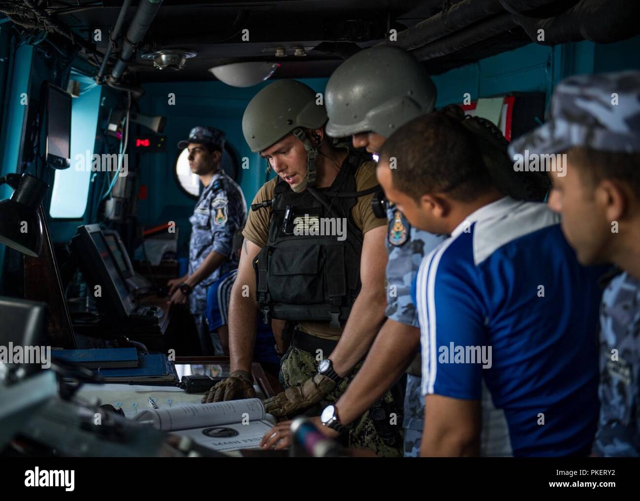 Roten Meer (31. Juli 2018) U.S. Navy Lt. j.g. Sean Hudgins und ein ägyptischer Naval Force (ENF) Sailor, überprüfen Sie das Schiff das Manifest auf der Brücke eines ENF Versorgung Schiff während eines ENF-US integriert - Team besuchen, Board, Durchsuchung und Beschlagnahme (VBSS) Evolution als Teil der Übung Eagle Salute 18. Gruß Eagle18 ist eine Oberfläche Übung mit der Enf durchgeführt, Interoperabilität und Kriegsführung Bereitschaft, Verstärkung der militärischen Beziehungen zu verbessern und die operativen Fähigkeiten von allen Beteiligten voraus. Stockfoto