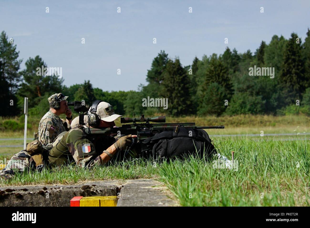 Eine französische Sniper Team greift Ziele während der Stress schießen Veranstaltung der Europa beste Scharfschütze Team Wettbewerb am 7. Armee den Befehl Grafenwöhr Training Area, 29. Juli 2018. Europas beste Sniper Team Wettbewerb ist die United States Army Europe ausgerichteten Wettbewerb der Skill, umfasst 19 NATO und Partner nation Teilnehmer zwischen 28. Juli und August 2, 2018. Europa beste Scharfschütze Wettbewerb soll Professionalität zu entwickeln und zu verbessern Esprit de Corps. Stockfoto