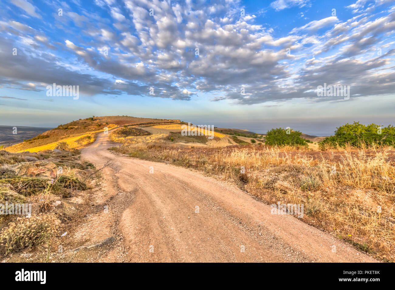 Straße durch die hügelige Landschaft auf der Insel Zypern mit Blick auf das Meer im Hintergrund. Die heiße semi-ariden Klima hat die BSh entsprechende chemische Stockfoto