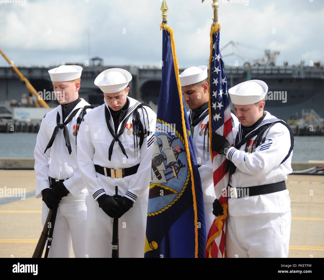 NORFOLK, Virginia (Aug. 1, 2018) der Portsmouth Naval Hospital Color Guard Bug wie die Anrufung in bestimmten während des U-Boots Squadron 6 Ändern des Befehls Zeremonie an Bord der Virginia-Klasse Angriffs-U-Boot USS Washington (SSN787) in Norfolk, Virginia. Kapitän Martin Muckian entlastet Hartsfield als Kommandant, Submarine Squadron Six. Stockfoto