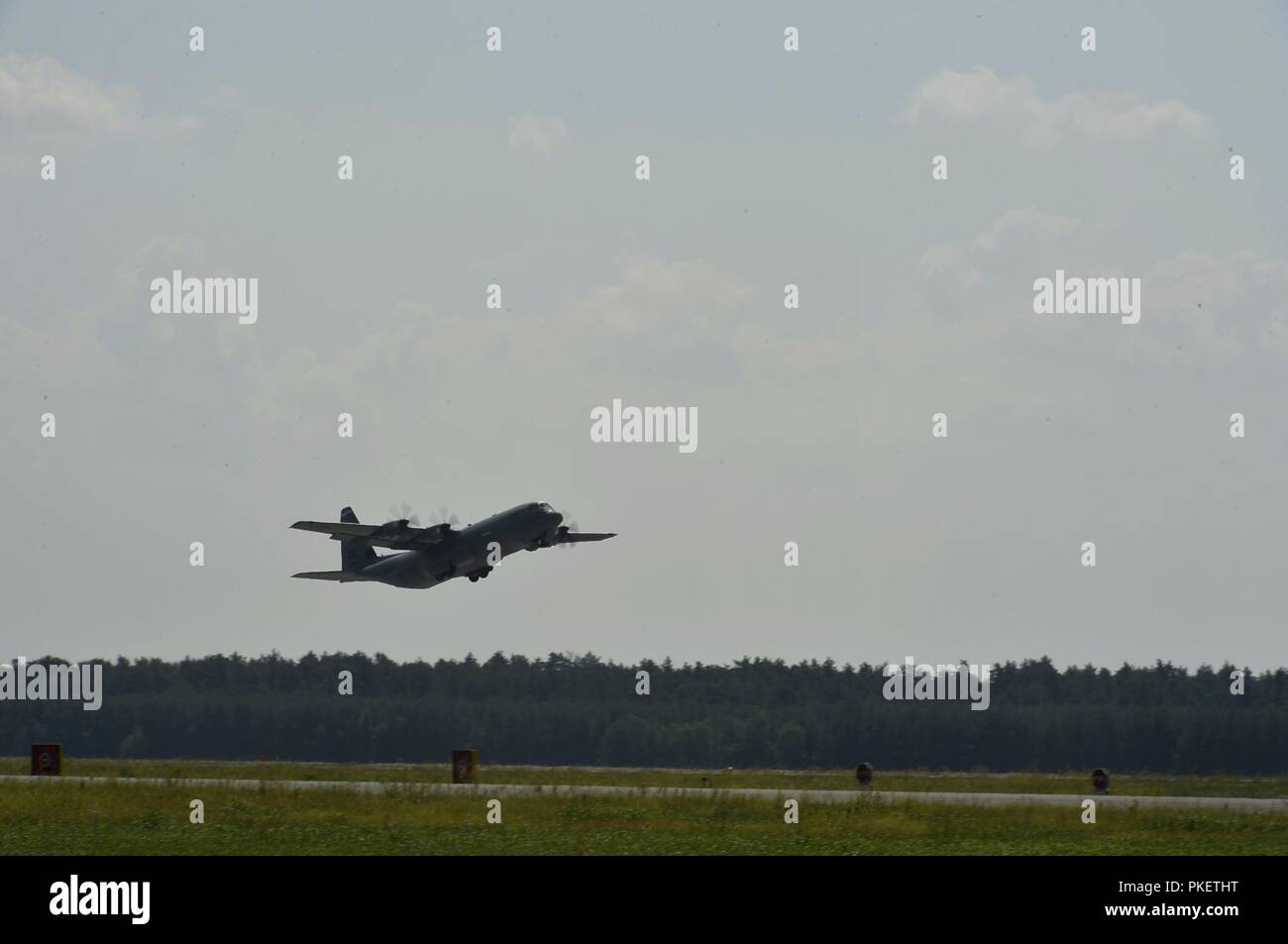 Ein US Air Force C-130J Super Hercules auf der 86th Airlift Wing zugewiesen ist, aus Powidz Air Base, Polen, 31. Juli 2018. Etwa 100 Flieger und drei Flugzeuge in Polen angekommen bilaterale Übungen mit der polnischen Luftwaffe zu führen. Stockfoto