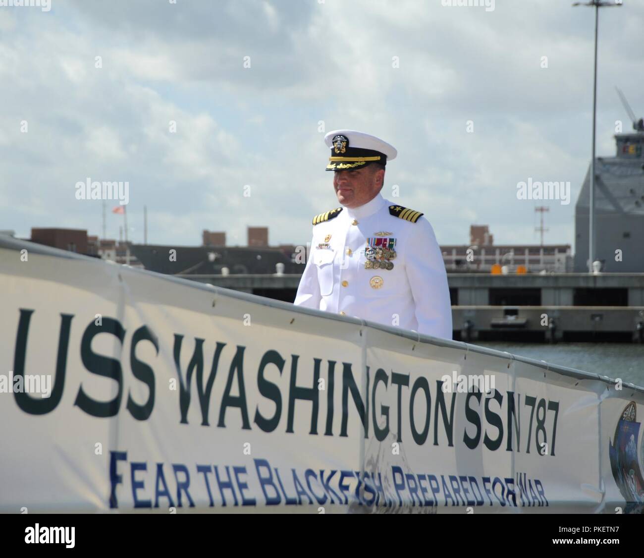 NORFOLK, Virginia (Aug. 1, 2018) Kapitän Martin Muckian, Commander Submarine Squadron Six, überquert die Stirn den Virginia-Klasse schnell-Angriffs-U-Boot USS Washington (SSN 787) zum Abschluss der Änderung der Befehl Zeremonie in Norfolk, Virginia. Kapitän Muckian entlastet Kapitän Carl Hartsfield als Kommandant, Submarine Squadron Six. Stockfoto