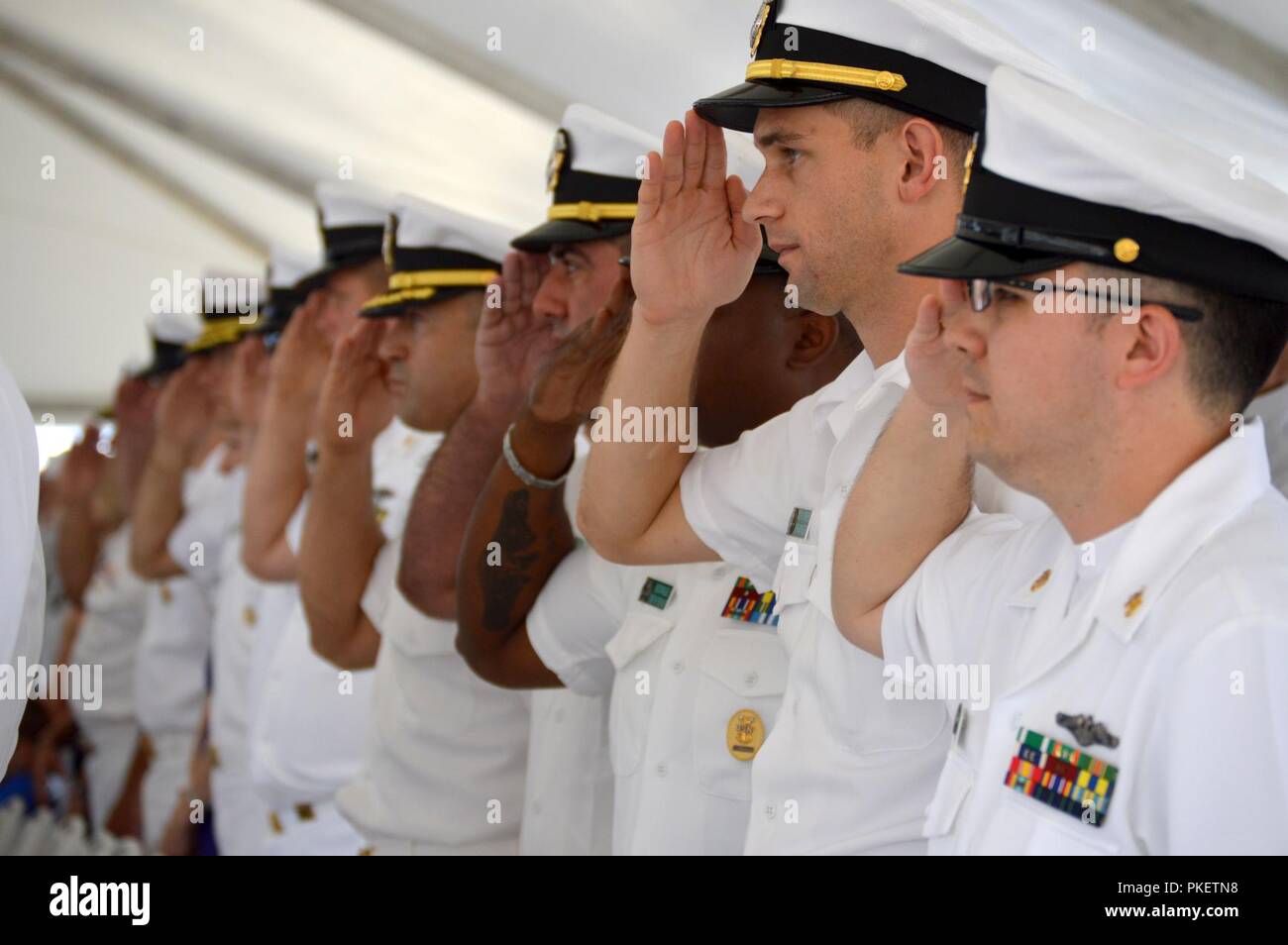 NORFOLK, Virginia (Aug. 1, 2018) Matrosen zu Submarine Squadron Six zugewiesen begrüssen die nationalen Ensign bei einem Befehl Zeremonie an Bord der Virginia-Klasse Angriffs-U-Boot USS Washington (SSN787) in Norfolk, Virginia. Kapitän Martin Muckian entlastet Hartsfield als Kommandant, Submarine Squadron Six. Stockfoto