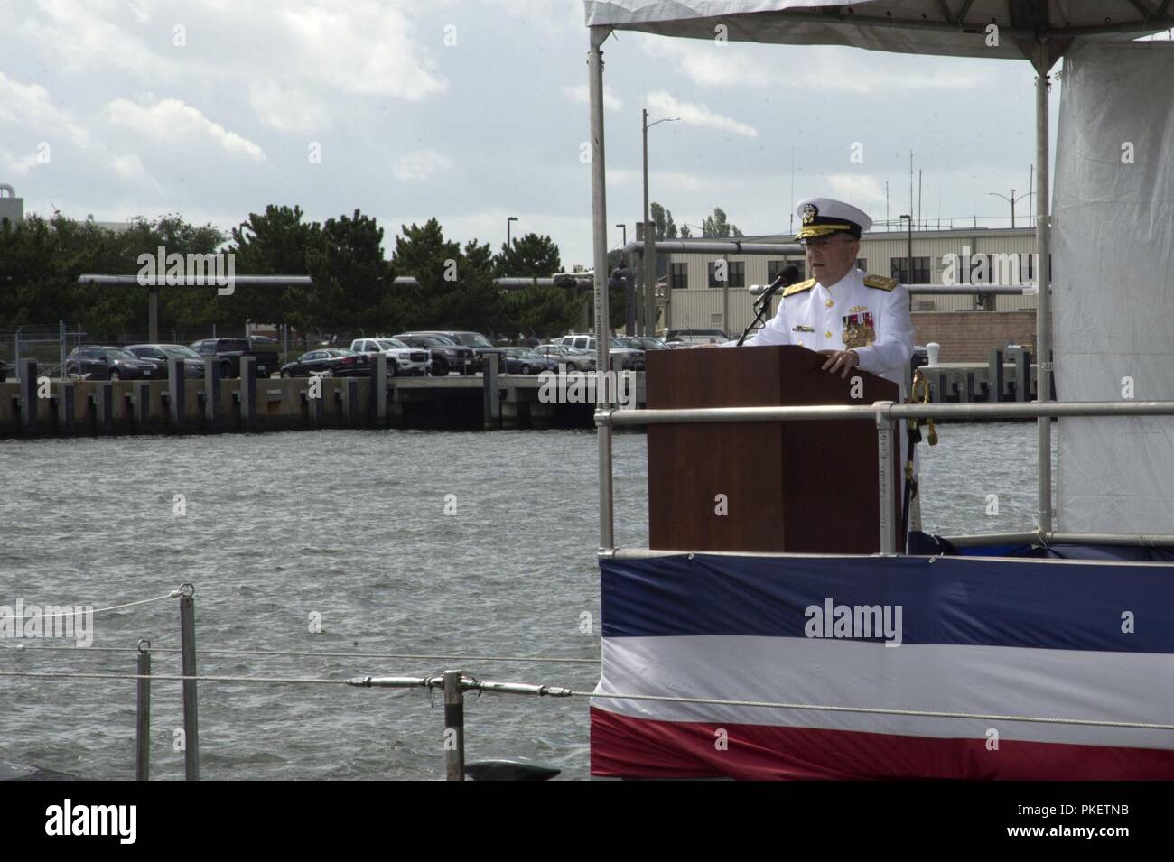 NORFOLK, Virginia (Aug. 1, 2018) Vizepräsident Adm. Joseph Tofalo, Commander, Submarine Kräfte, Adressen Gästen während Submarine Squadron 6 Ändern des Befehls Zeremonie an Bord der Virginia-Klasse Angriffs-U-Boot USS Washington (SSN787) in Norfolk, Virginia. Kapitän Martin Muckian entlastet Kapitän Carl Hartsfield als Kommandant, Submarine Squadron Six. Stockfoto