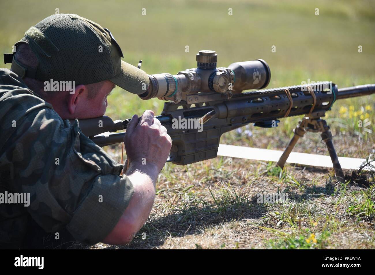 Ein polnischer Soldat Kammern eine neue Runde in seinem Scharfschützengewehr im Brandfall als Teil der besten Sniper Team Wettbewerb am 7. Armee den Befehl Grafenwöhr Training Area, 30. Juli 2018. Europas beste Sniper Team Wettbewerb ist die United States Army Europe ausgerichteten Wettbewerb der Skill, umfasst 19 NATO und Partner Nation die Teilnehmer an der 7. Armee den Befehl Grafenwöhr Training Area, 28. Juli - Aug. 2, 2018. Europas beste Sniper Team Wettbewerb soll Professionalität zu entwickeln und zu verbessern Esprit de Corps. Stockfoto