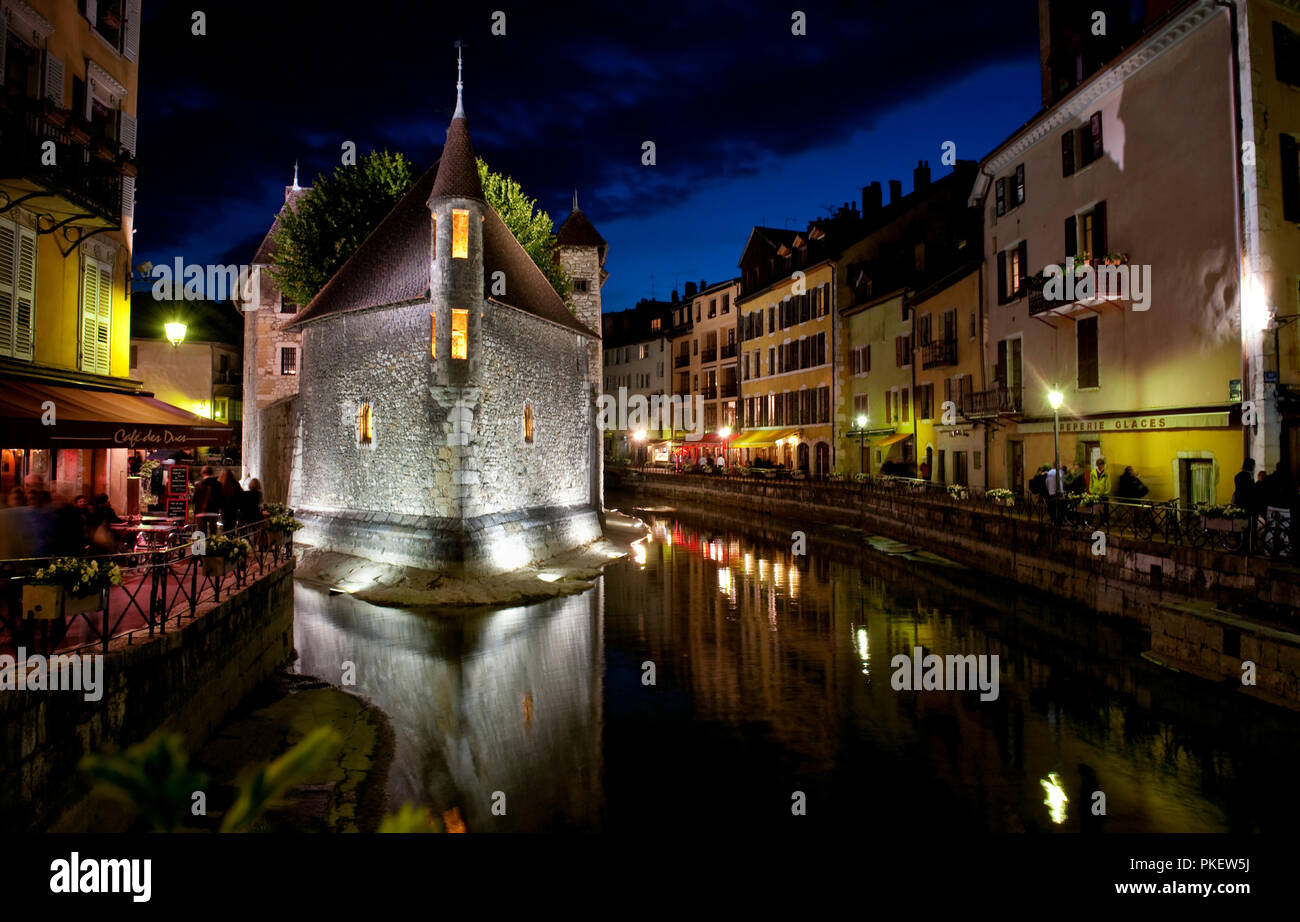 Nachtansicht des 12. Jahrhunderts Palais de l'Isle Gefängnis in Annecy, der Hauptstadt des Département Haute-Savoie (Frankreich, 21/06/2010) Stockfoto