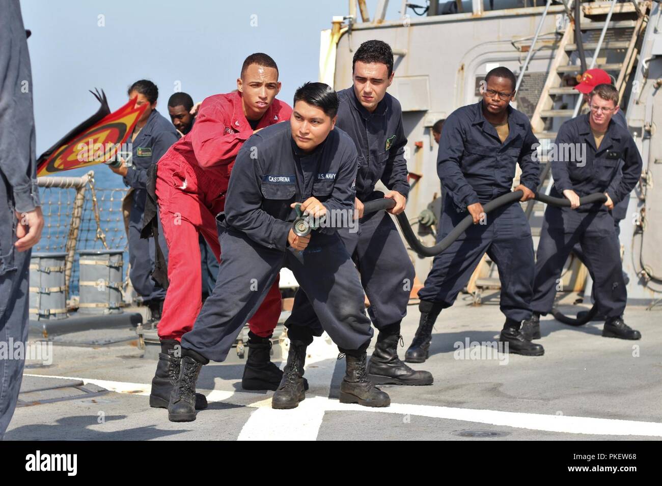 Arabischen Golf (31. Juli 2018) Segler Praxis Notfall Flug Viertel auf dem Flugdeck der geführten Anti-raketen-Zerstörer USS der Sullivans (DDG68). Das Sullivans ist in die USA 5 Flotte Bereich der Maßnahmen zur Unterstützung der Marine im Einsatz für die Stabilität und Sicherheit in der Region zu gewährleisten und verbindet das Mittelmeer und den Pazifischen Raum durch den westlichen Indischen Ozean und drei strategischen Punkten ersticken. Stockfoto