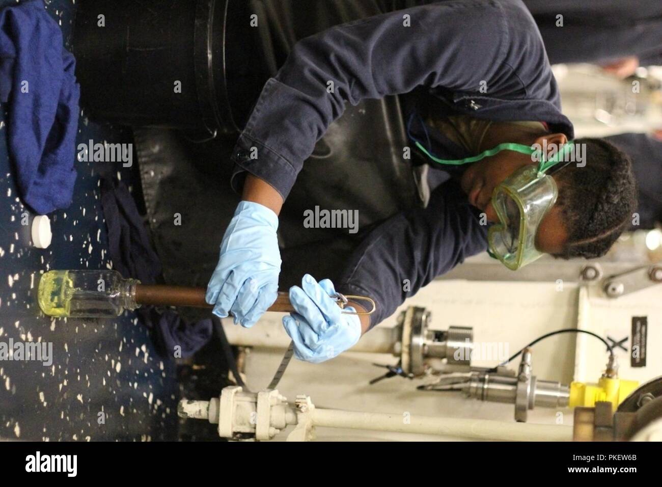 Arabischen Golf (31. Juli 2018) Mate 2 Maschinisten' Klasse Keiry Murillo William sammelt eine Kraftstoffprobe an Bord der geführte Anti-raketen-Zerstörer USS der Sullivans (DDG68). Das Sullivans ist in die USA 5 Flotte Bereich der Maßnahmen zur Unterstützung der Marine im Einsatz für die Stabilität und Sicherheit in der Region zu gewährleisten und verbindet das Mittelmeer und den Pazifischen Raum durch den westlichen Indischen Ozean und drei strategischen Punkten ersticken. Stockfoto