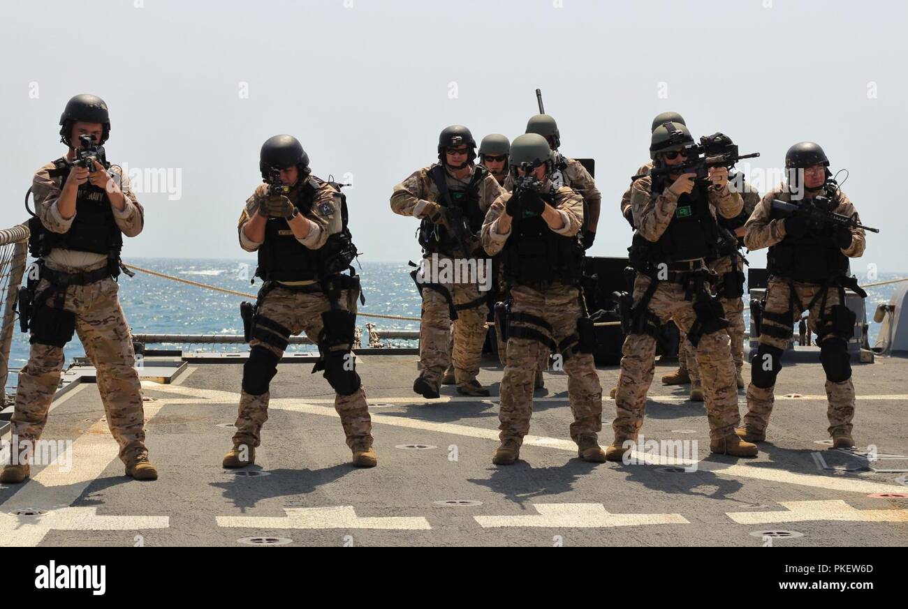 Arabischen Golf (31. Juli 2018) Der Besuch, Board, Suche, und Beschlagnahme team Praktiken des Boardings während einer Räumungsübung an Bord der geführte Anti-raketen-Zerstörer USS der Sullivans (DDG68). Das Sullivans ist in die USA 5 Flotte Bereich der Maßnahmen zur Unterstützung der Marine im Einsatz für die Stabilität und Sicherheit in der Region zu gewährleisten und verbindet das Mittelmeer und den Pazifischen Raum durch den westlichen Indischen Ozean und drei strategischen Punkten ersticken. Stockfoto