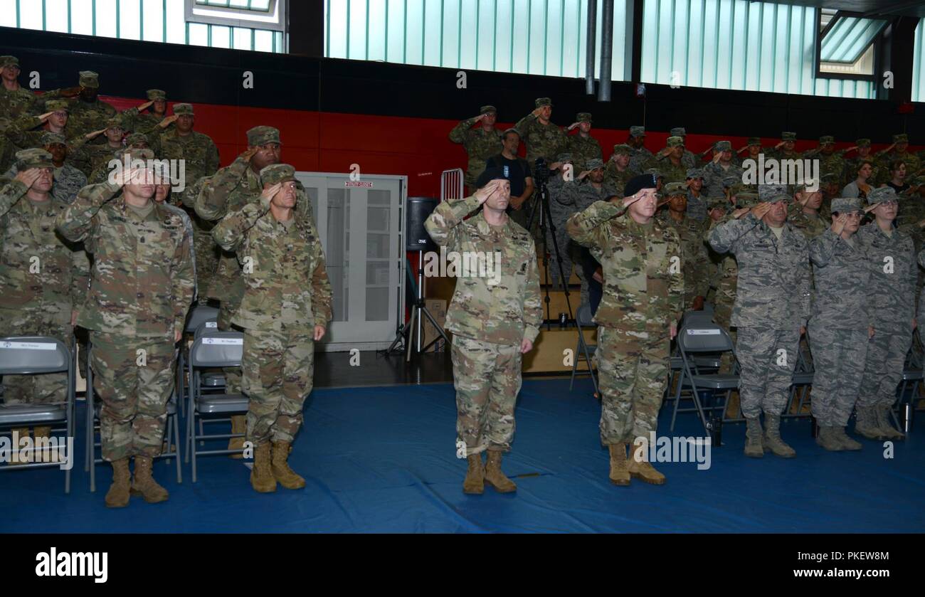 Soldaten begrüssen Sie während der Wiedergabe des nationalen Hymne an die Übernahme von Verantwortung Zeremonie am 1. August 2018 Für die neue Landstuhl Regional Medical Center command Sergeant Major, Command Sgt. Maj. Thurman L. Reynolds in Landstuhl/Deutschland Stockfoto