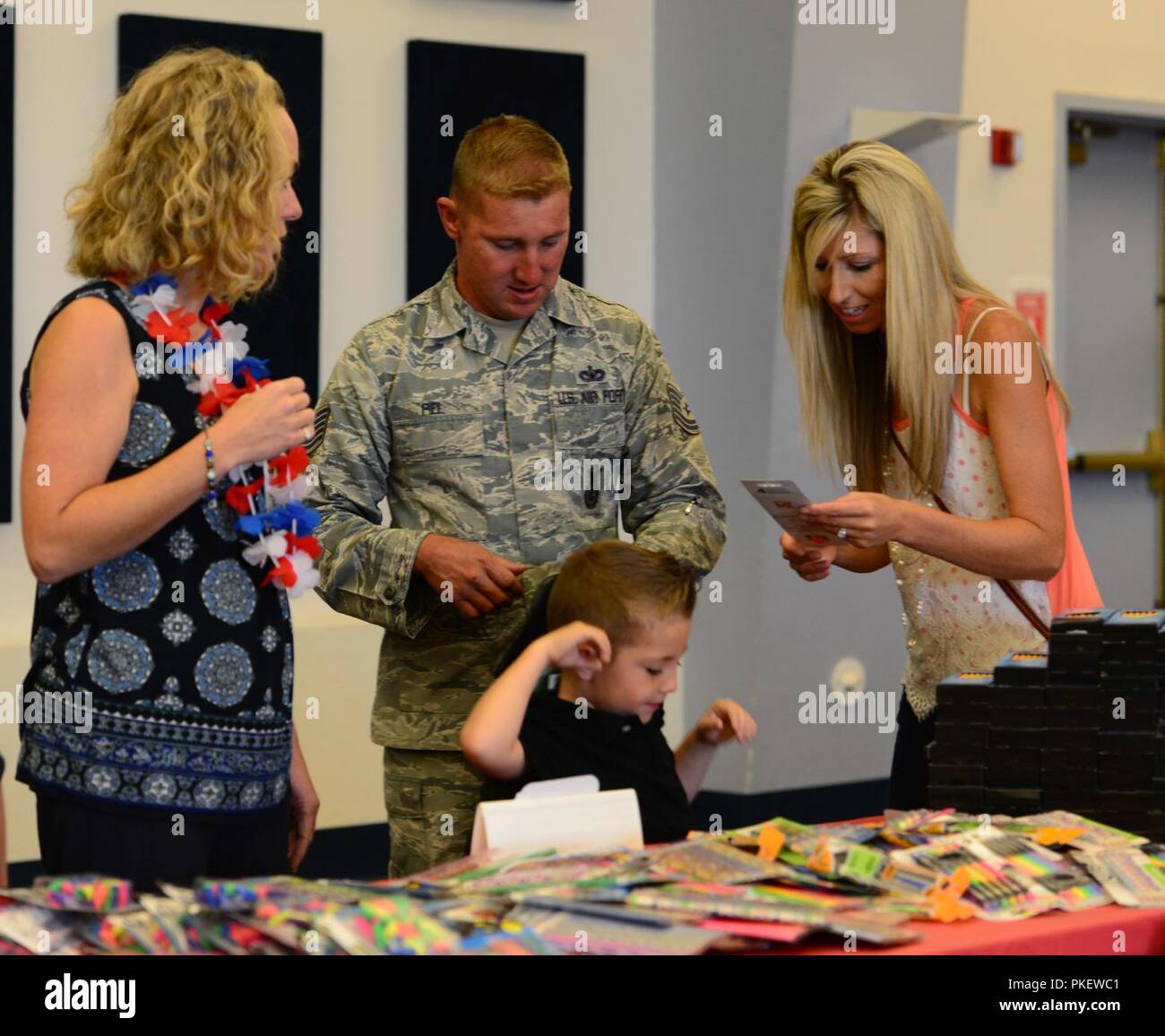 Tech. Sgt. Garrett Piel, 9 Security Forces Squadron Flug Chief und seine Familie sammeln Schulmaterial an der Back-to-school Brigade Aug 1, 2018, an der Beale Air Force Base, Kalifornien. Der Flieger und Familie Readiness Center zusammen mit der Operation Homefront der Veranstaltung zu halten. Stockfoto