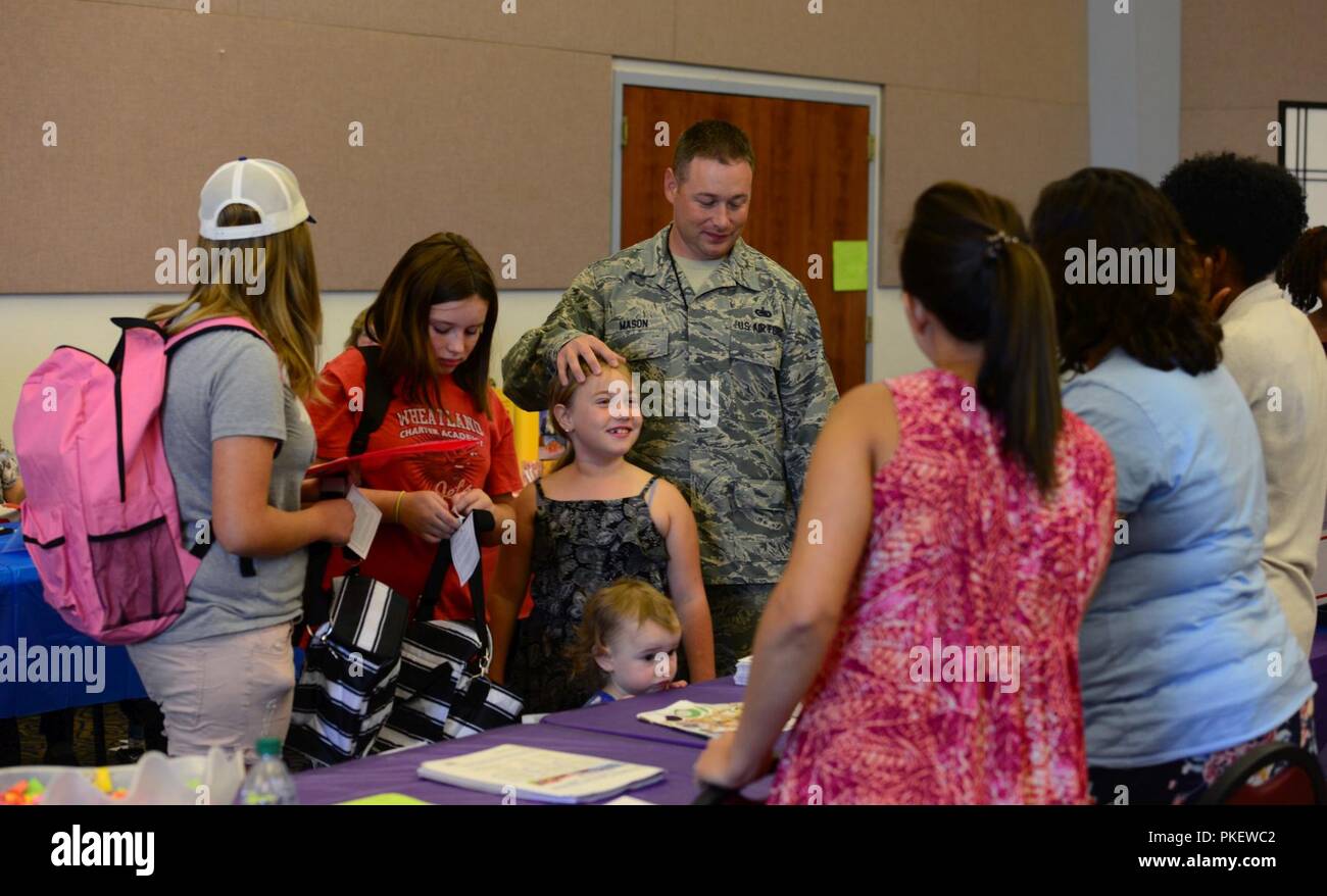 Staff Sgt. Ryan Mason, 9 Mission Support Group Supply Logistik und seine Familie interagieren mit Freiwilligen auf der Back-to-school Brigade Aug 1, 2018, an der Beale Air Force Base, Kalifornien. Der Flieger und Familie Readiness Center zusammen mit der Operation Homefront der Veranstaltung zu halten. Stockfoto