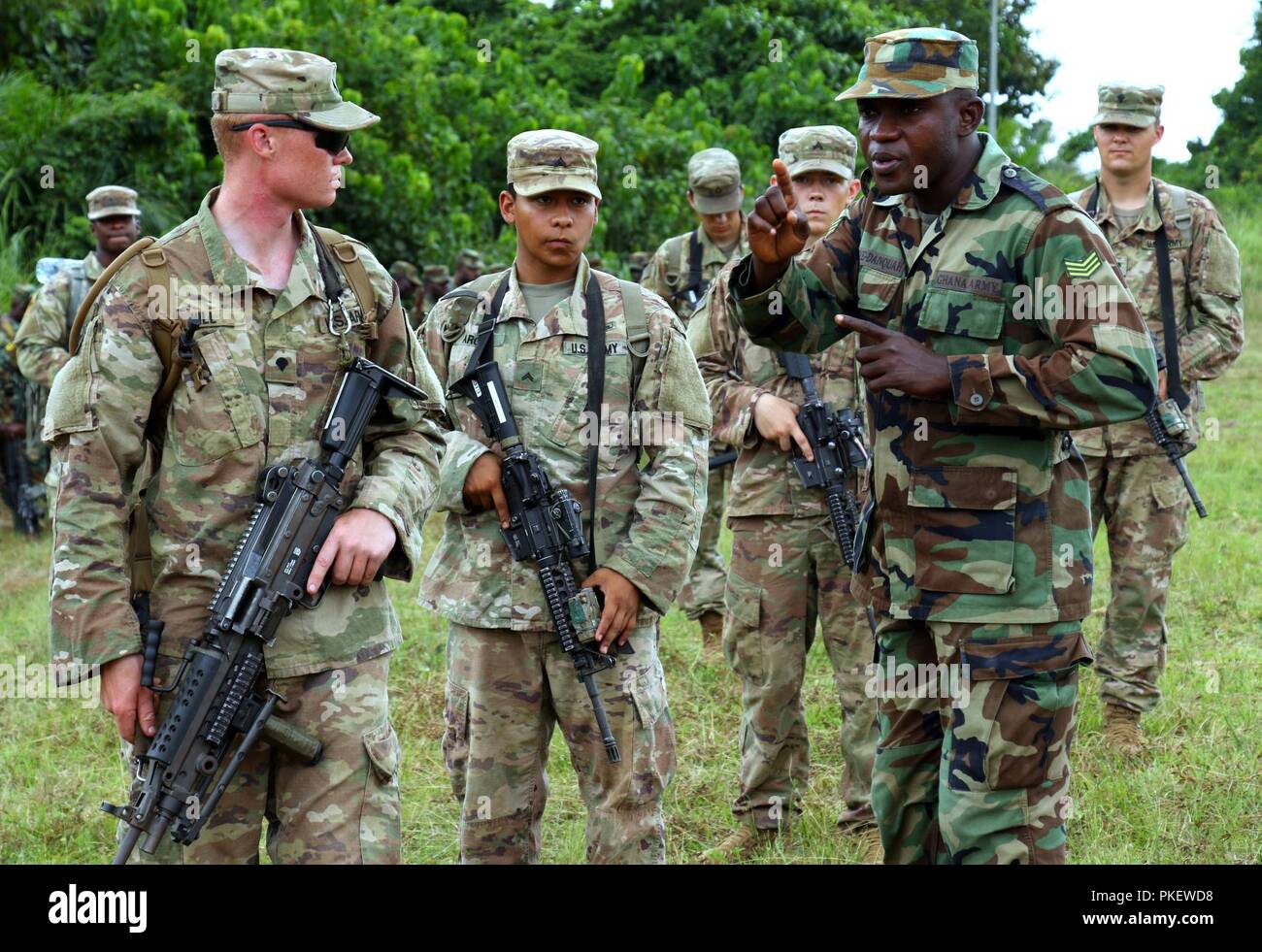 Us-Armee Soldaten hören, um den Anweisungen auf den Dschungel Bewegungen und Signale während des ersten Tages der Jungle Warfare School an der Achiase Militärbasis, Akim Oda, Ghana, August 1, 2018. Die Jungle Warfare School ist eine Reihe von situativen Übungen entwickelt, die Teilnehmer in die Train-Aufstand und die innere Sicherheit. Stockfoto