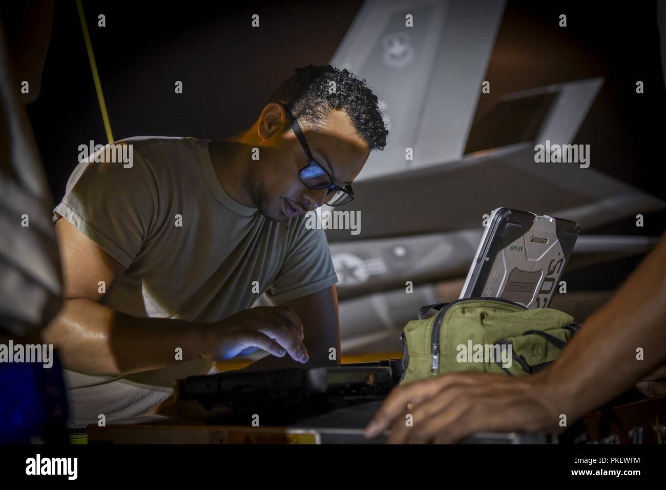 Us Air Force Staff Sgt. Eddie Lipscomb, 33 Aircraft Maintenance Squadron Flugzeuge Rüstung Systeme Techniker, überprüft die Ladevorgänge auf einem tragbaren Wartung Hilfe Juli 26, 2018, at Eglin Air Force Base in Florida. Der 33 Fighter Wing geladen und frei lebenden Bomben zum zweiten Mal von einer F-35 A. Vier Flugzeuge wurden mit bewaffneten GBU-12 s, und acht Bomben über der Eglin Air Force Base Bereich freigegeben wurden geladen. Stockfoto