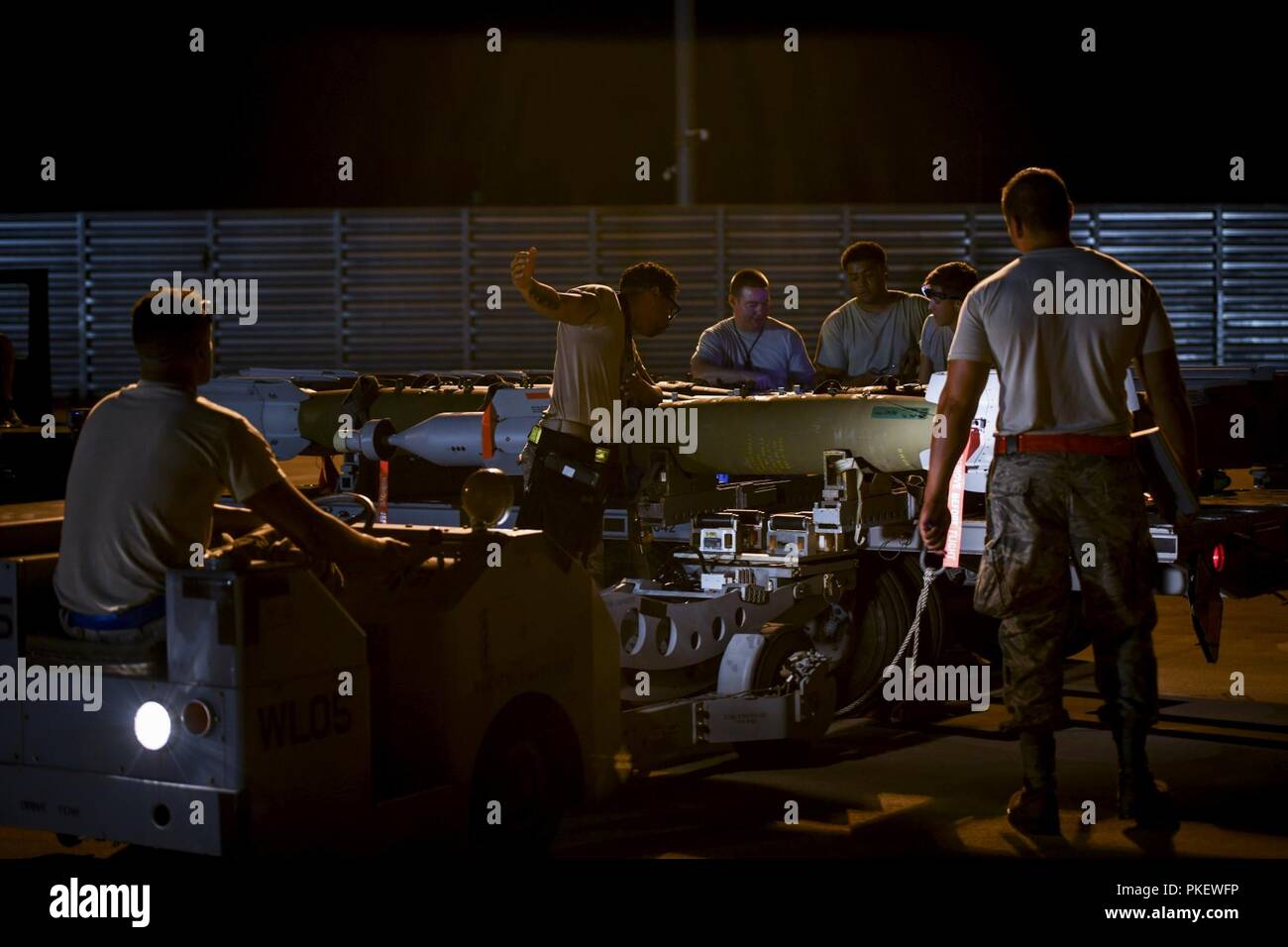 Ein US Air Force Waffen laden Crew, die dem zugeordnet 33 Aircraft Maintenance Squadron live GBU-12 aus dem Anhänger heben Juli 26, 2018, at Eglin Air Force Base in Florida. Der 33 Fighter Wing geladen und frei lebenden Bomben zum zweiten Mal von einer F-35 A. Vier Flugzeuge wurden mit bewaffneten GBU-12 s, und acht Bomben über der Eglin Air Force Base Bereich freigegeben wurden geladen. Stockfoto