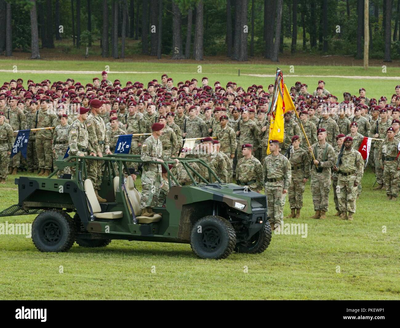 Generalmajor Erik Kurilla, der 82Nd Airborne Division ausgehende Commander, inspiziert seine Truppen vor dem Verzicht auf Befehl des "All American" Division, Generalmajor James Mingus, der 82Nd Airborne Division eingehende Commander, die während eines Befehls Zeremonie am Pike Feld in Fort Bragg, North Carolina Aug 2, 2018. Kurilla wird weiterhin die Armee in den USA Central Command zu dienen, sondern immer ein fallschirmjäger der Division. Stockfoto