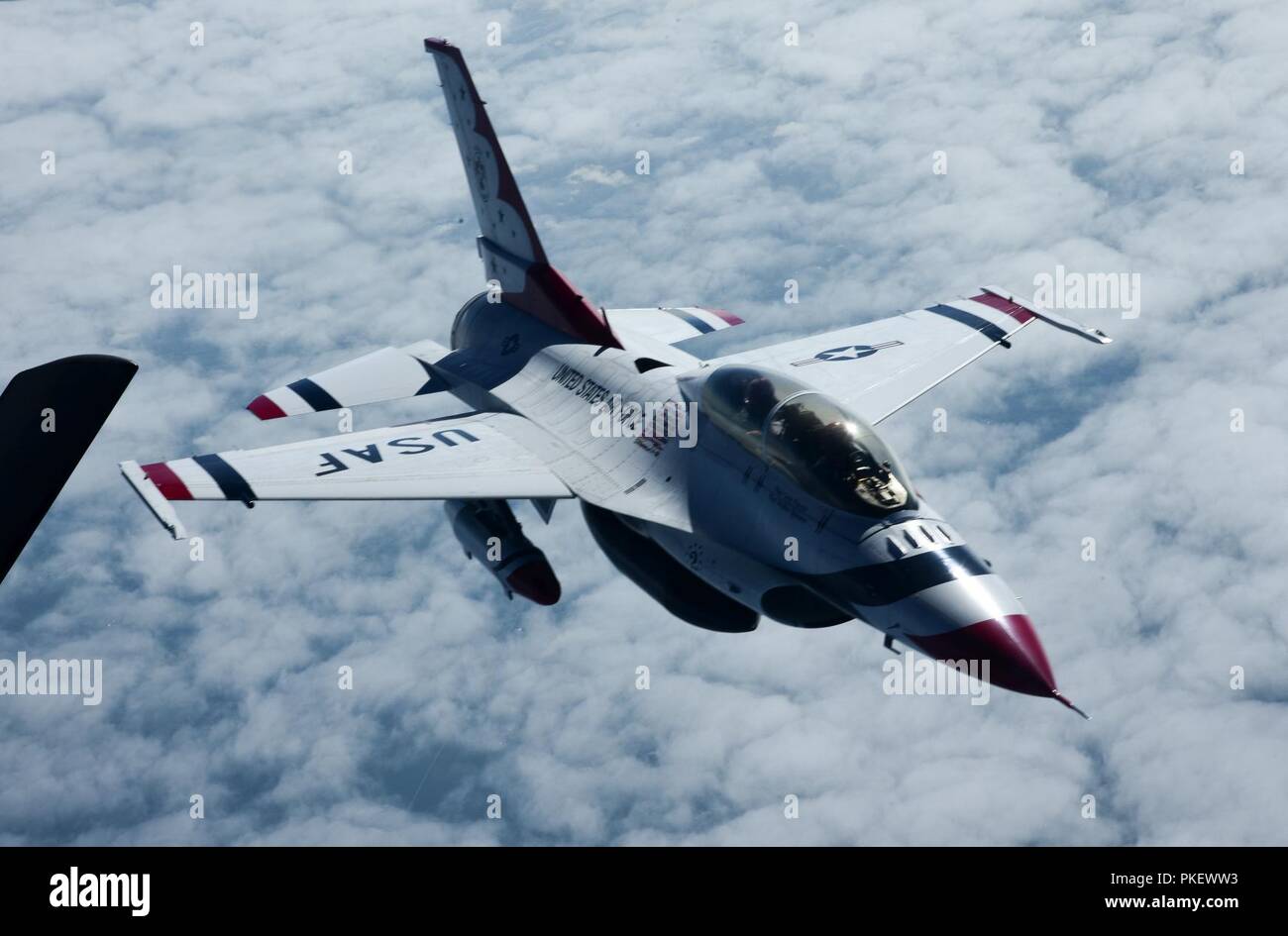 Eine F-16 Flying Falcon Thunderbird hinterlässt einen Boom nach Erhalt der 30. Juli 2018, in der Mitte des westlichen Himmel der US-KC-135 Tankflugzeug Stratotankers oder andere die Gruppe oft als der Transit von einem Ort begleiten, die aufgrund der geringen Kapazität des F-16. Stockfoto