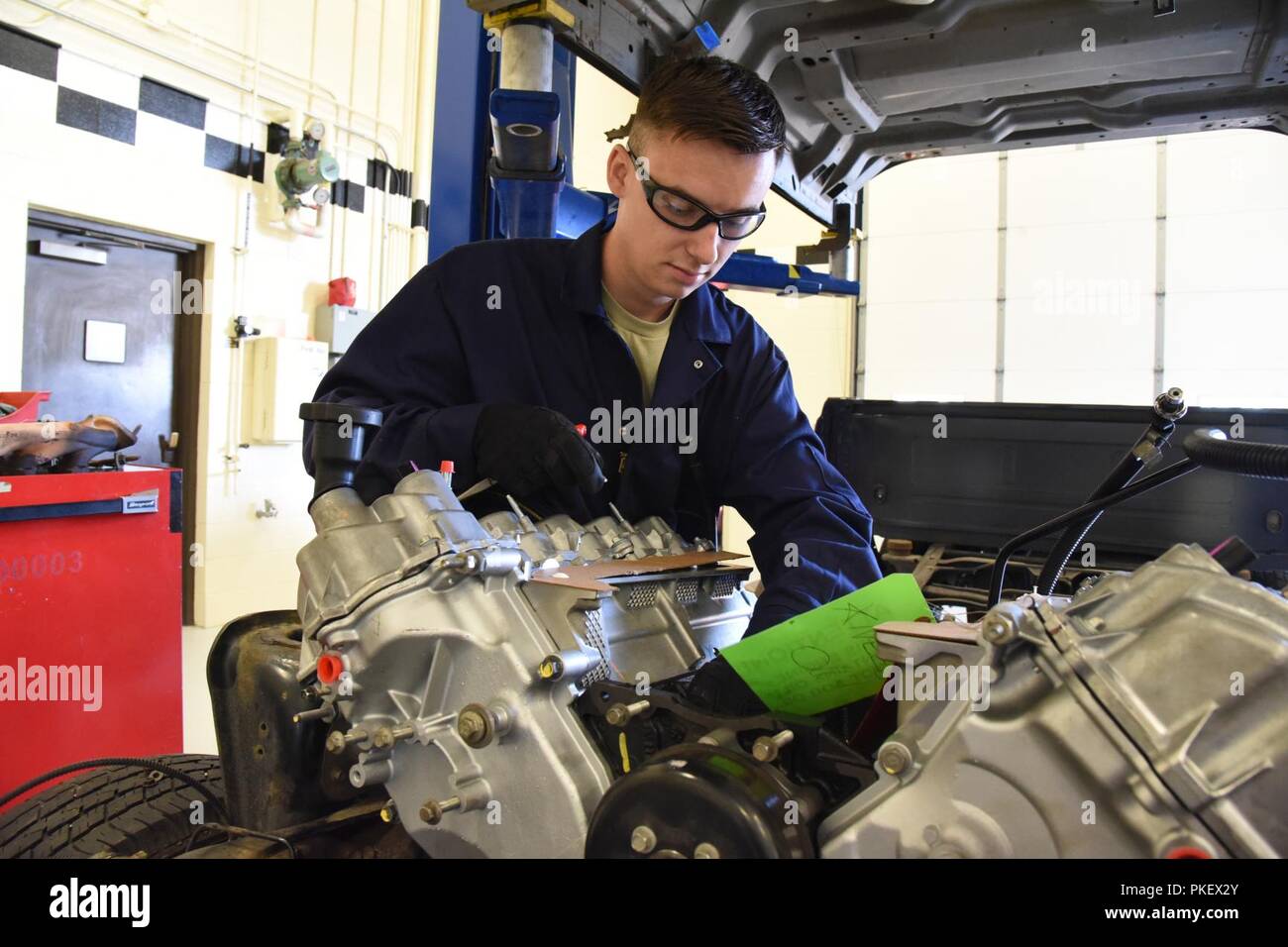 Us Air Force Airman 1st Class McKenzie Richard, eine schwere mobile Equipment Mechaniker die 119 Flügel Logistik Bereitschaft Geschwader zugewiesen, installiert ein auspuffkrümmer an einem Motor bei einem Motor Swap auf eine Abholung in der North Dakota Air National Guard Base, Fargo, N.D., Aug 2, 2018. Stockfoto