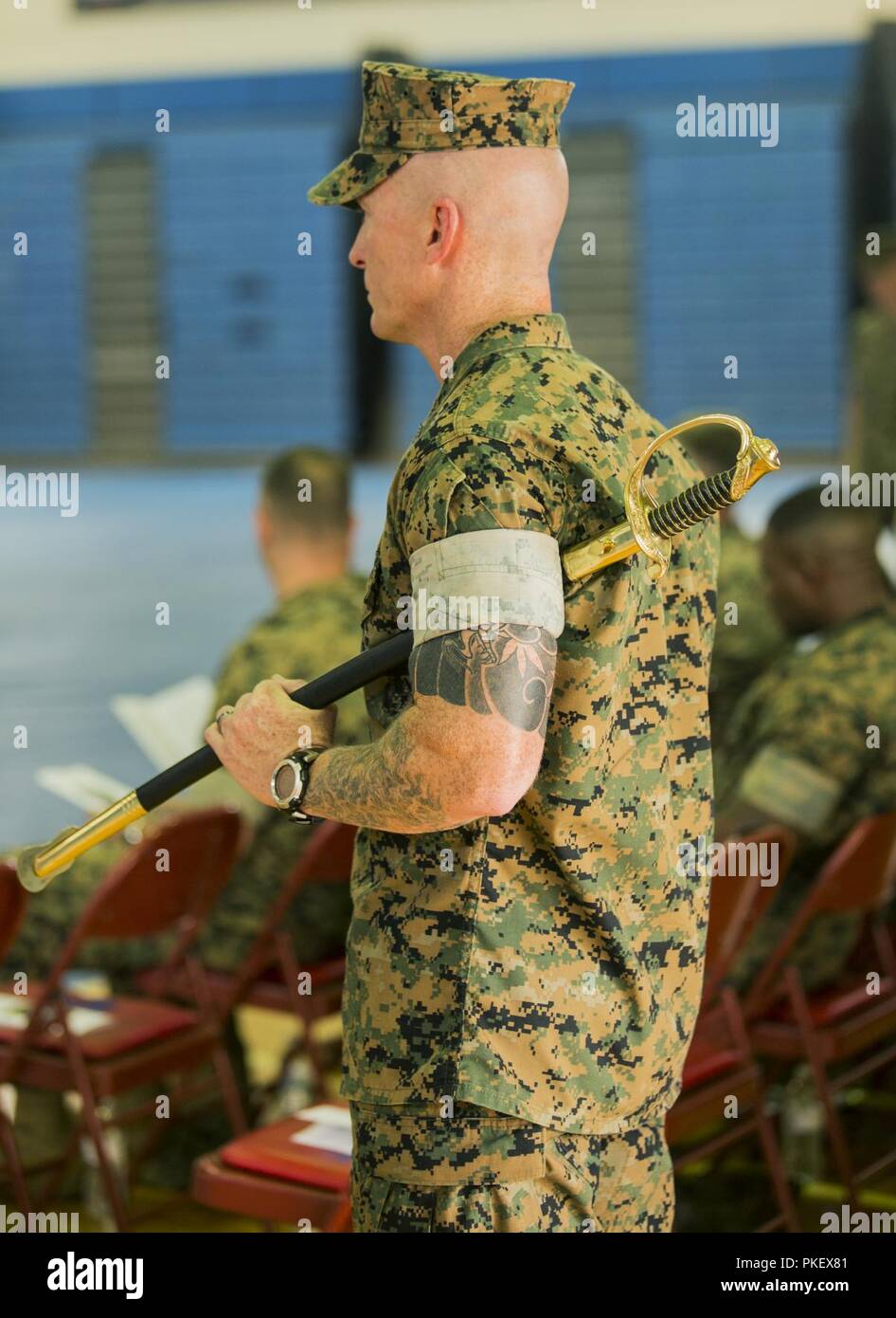 Sgt. Maj. Jason Hängematte beteiligt sich an einem Pfosten und Relief Zeremonie mit Marine Air Control Squadron 4, Marine Air Control Gruppe 18, 1 Marine Flugzeugflügel, auf Marine Corps Air Station Futenma, Okinawa, Japan, August 2, 2018. Sgt. Maj Daniel Heider erleichtert, Sgt. Maj Hängematte als Sergeant Major für MACS-4. Stockfoto