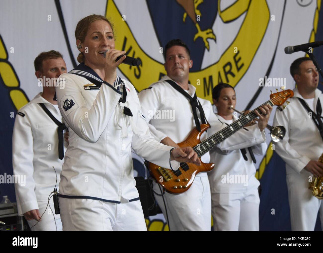 PEARL HARBOR (2. August 2018) Australische Seemann, Kristen Hobbs, führt mit der US-Navy Pacific Fleet Band an Bord der Nimitz-Klasse Flugzeugträger USS Carl Vinson (CVN 70) Während die RIMPAC schließen Rezeption als Teil der RIMPAC 2018, August 2. 25 Nationen, 46 Schiffe, 5 U-Boote, über 200 Flugzeuge, und 25.000 Mitarbeiter beteiligen sich an Rimpac vom 27. Juni bis 2. August in und um die hawaiischen Inseln und Südkalifornien. Die weltweit größte internationale maritime Übung RIMPAC bietet eine einzigartige Ausbildung während der Förderung und Erhaltung von kooperativen Beziehungen Stockfoto