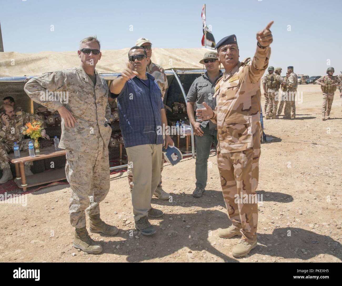 Us Marine Corps. Oberstleutnant Russell Tuten, Task Force Lion 6 Commander, diskutieren eine artillerie Operationen Übung mit dem 7 irakische Armee Abteilung Artillerie Commander im Al Asad Airbase Irak, 31. Juli 2018. Eine Koalition von 77 Mitglieder haben sich zum Ziel gesetzt, die Beseitigung der Bedrohung durch die ISIS im Irak und in Syrien stellten verpflichtet und haben in verschiedenen Kapazitäten an der Bemühung beigetragen. Die Breite und Vielfalt der Koalitionspartner zeigt die globalen und einheitlichen Ziel eines dauerhaften Niederlage von ISIS im Irak und in Syrien. Stockfoto