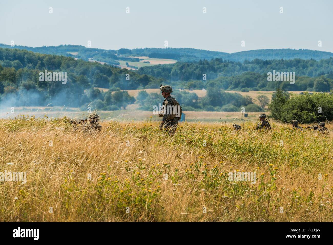 Us-Marines zugeordnet Special Purpose Marine Air-Ground Task Force-Crisis Response-Africa sind Manövrieren zu einem Ziel auf der Strecke 35, den Truppenübungsplatz Baumholder, Baumholder, Deutschland, 24. Juli 2018. Die Unit durchgeführt 4 Tage Gruppe Größe kombinierte Waffen live-fire Manöver Übungen in Baumholder, Deutschland (US-Armee Stockfoto