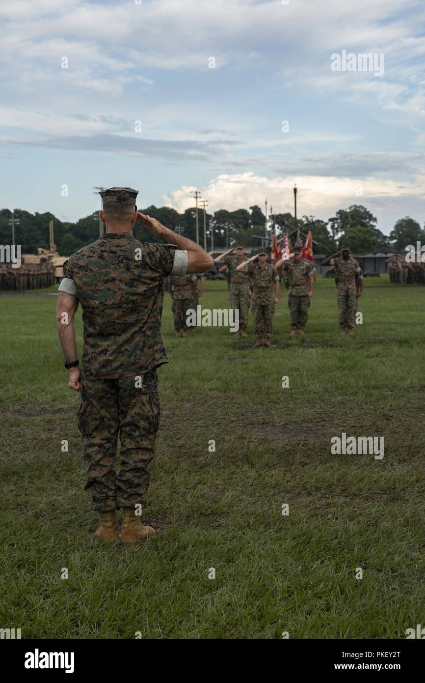 Us Marine Corps Generalmajor John K. Liebe, der scheidende Kommandierender General des 2nd Marine Division, begrüßt die während eines Befehls Zeremonie am Camp Lejeune, N.C. gehalten August 2, 2018. Stockfoto