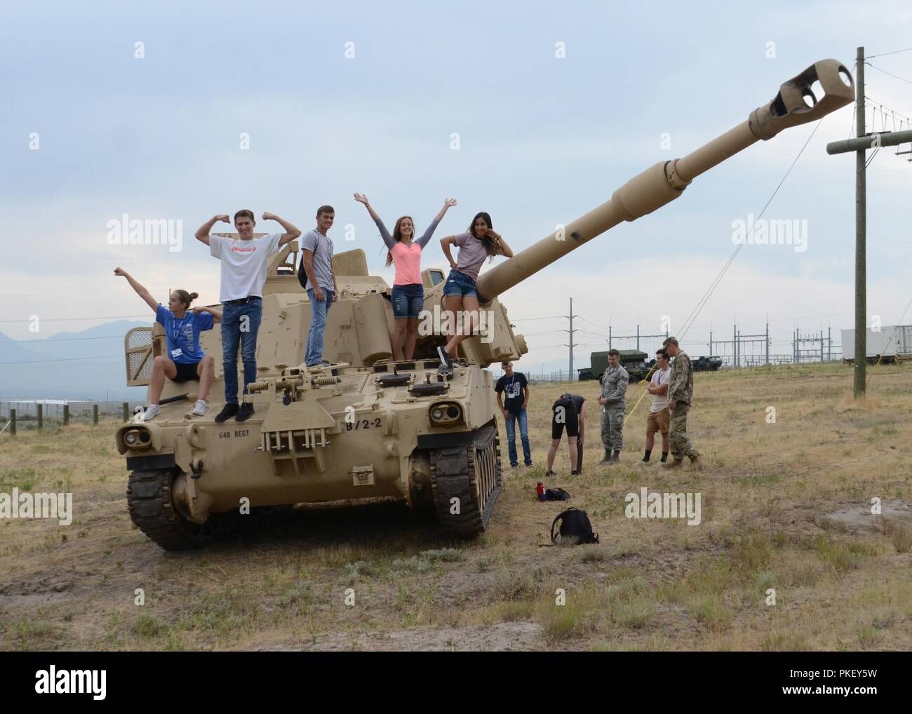 Die Delegierten der Freien Akademie in Armee Aktivitäten August 2, 2018 im Camp Williams, Utah teilnehmen. Aktivitäten enthalten ein abstoßen Turm, eine Kletterwand und statische zeigt der militärischen Artillerie und zur Bekämpfung der Fahrzeuge. Der Oregon National Guard und die Ehrenamtlichen Oberst Korps hat Freiheit Akademie seit 1961 gefördert. Freiheit Akademie lehrt unsere junge Führungskräfte die Bedeutung von Freiheit, das er mit einem Preis, und Führung ist entscheidend für das Überleben. Stockfoto