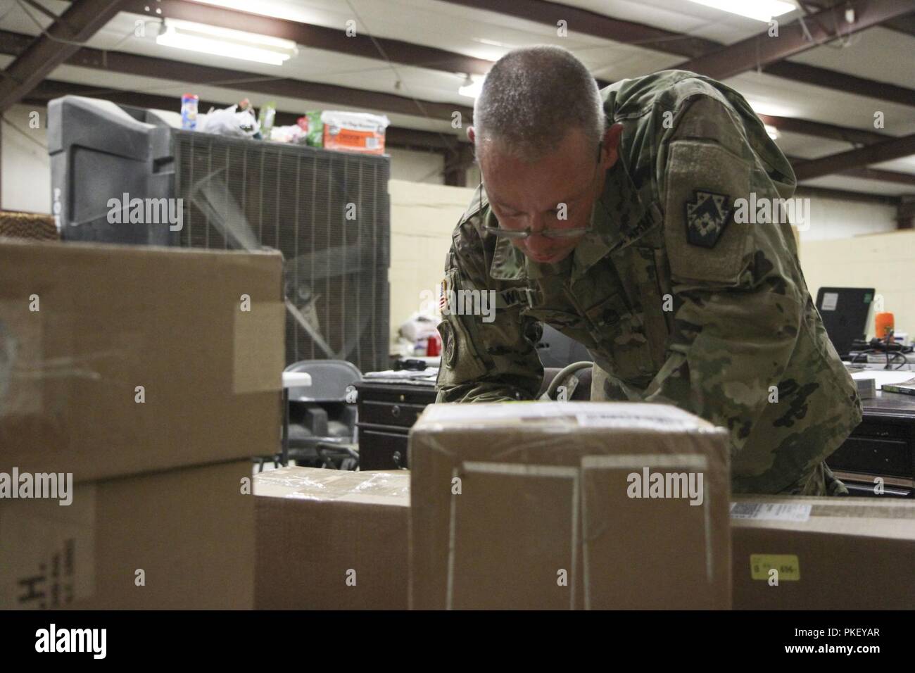 Sgt. 1. Klasse Warren Wolfe, Post Platoon noncommissioned Officer Leiter mit der 213 Mitarbeiter Unternehmen, 213 Region Support Group, Pennsylvania Army National Guard und eine Jonestown, Pa resident Art mail 12.08.2 für die Verteilung an die Soldaten, die Ausbildung an der National Training Center, Fort Irwin, Ca. Stockfoto