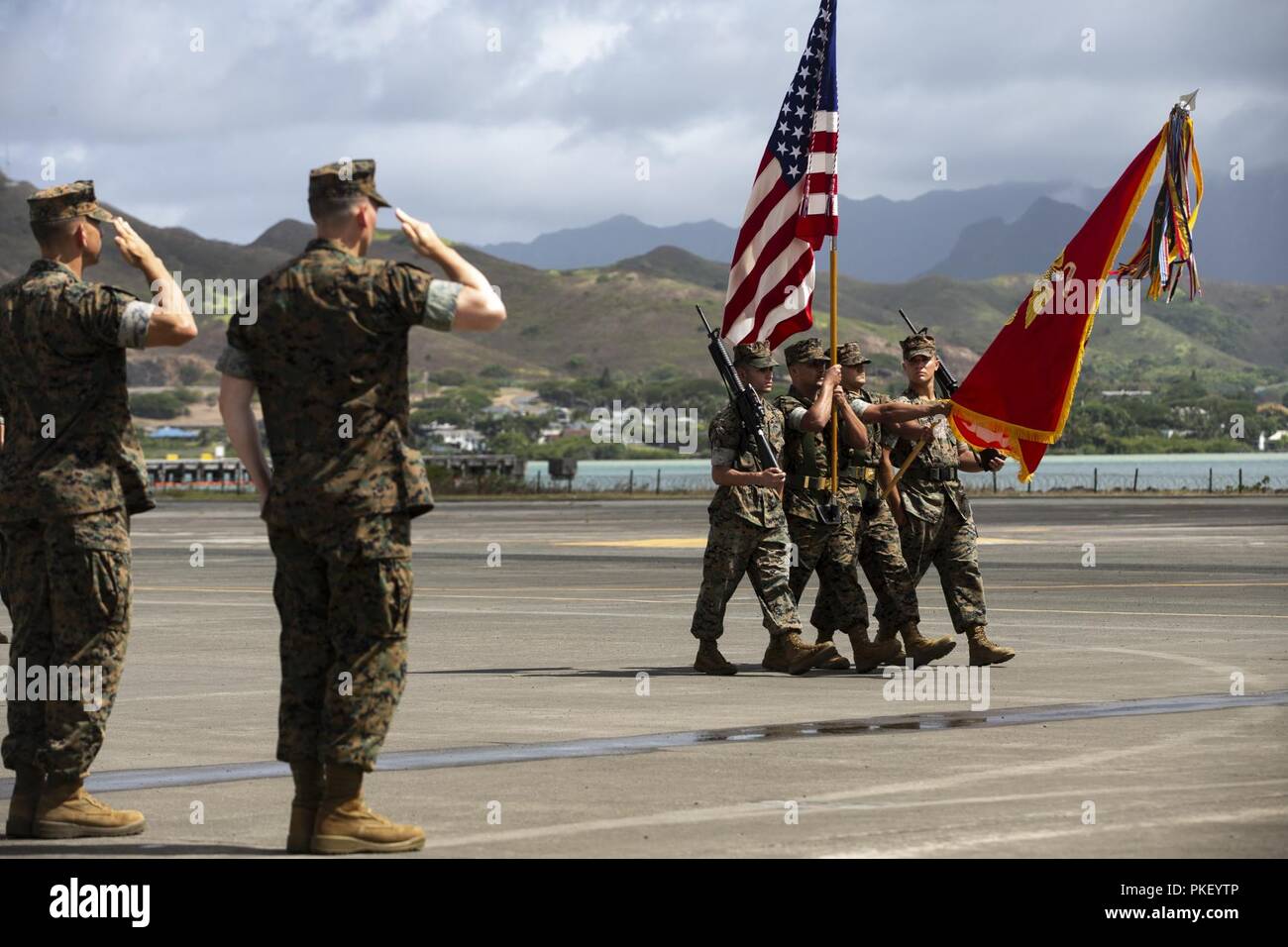 Us Marine Corps Oberstleutnant Gehirn gewähren, rechts, auf-kommenden kommandierenden Offizier, Marine Light Attack Helicopter Squadron (HMLA) 367, Marine Flugzeuge Gruppe 24, 1 Marine Flugzeugflügel, und Oberstleutnant Frank Makoski, die Ausrückenden kommandierenden Offizier, die Farben begrüssen, wie Sie während des HMLA -367 Veränderung der Befehl Zeremonie, Marine Corps Base Hawaii, Aug 3, 2018. Oberstleutnant Makoski Befehl aufgegeben von Oberstleutnant HMLA-367 zu gewähren. Stockfoto