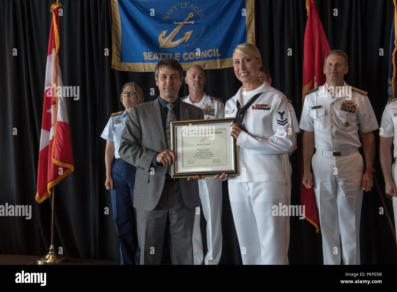 SEATTLE (3. August 2018) Hospital Corpsman 2. Klasse Shasta Campbell ist Naval Hospital Bremerton Segler des Jahres während einer Seattle Navy League Meer Dienstleistungen Mittagessen als Teil des Seattle Seafair Flotte Woche verliehen. Seafair Fleet Week ist eine jährliche Feier des Meeres Dienstleistungen darin Seemänner, Marinesoldaten und Küstenwache Mitglieder vom Besuch der US-Marine und Küstenwache Schiffe und Schiffe aus Kanada machen die Stadt zu einem Hafen des Anrufs. Stockfoto