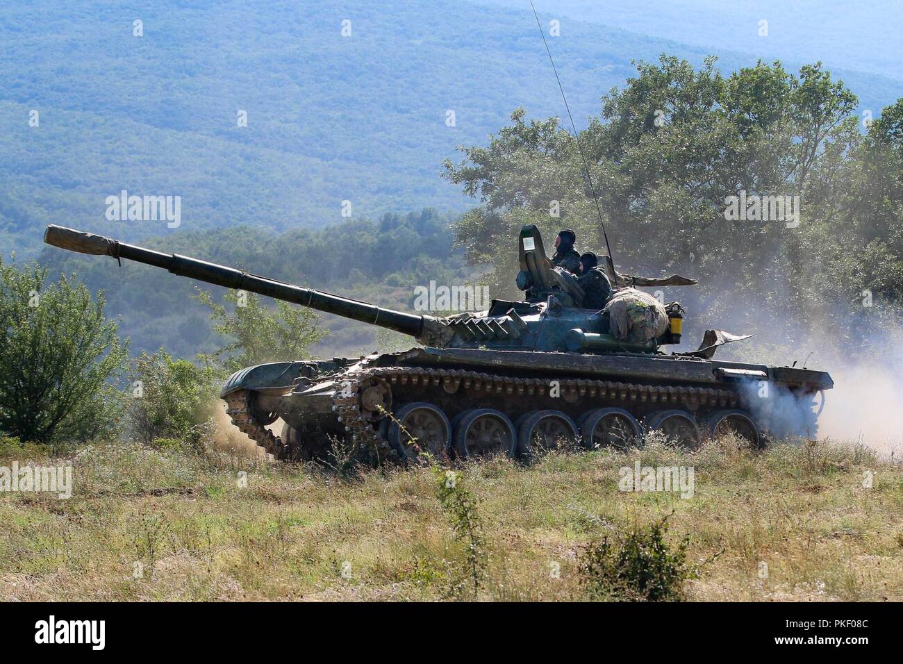 Bulgarische Soldaten Manöver ihre Tank, ein T-72, auf höheren Boden während der Übung Platin Löwe, eine jährliche Übung, fördert die regionale Stabilität und baut dauerhafte Beziehungen mit Partnerstaaten, Selo, Bulgarien, 2. August 2018. Diese Übung ist zur Unterstützung der Atlantischen lösen, ein bleibendes Training übung zwischen der NATO und der US-Streitkräfte. Stockfoto