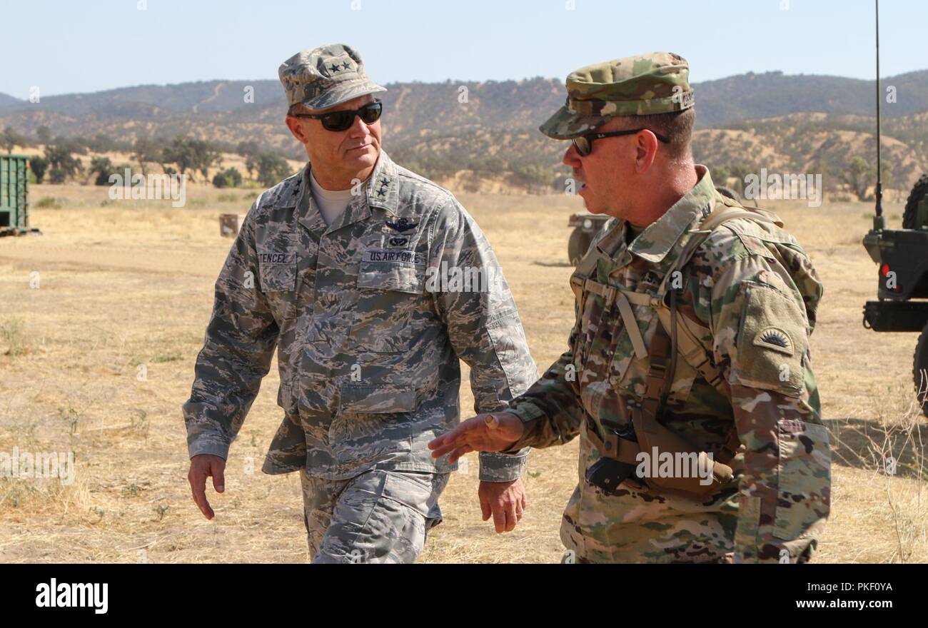 Generalmajor Michael E. Stencel, Adjutant General, Oregon, trifft sich mit Oberstleutnant Eric Christensen, Kommandeur der 141 Feuerwehr Unterstützung der 41st Infantry Brigade Combat Team Bataillon, 31. Juli 2018 im Camp Roberts, Kalifornien, die während eines Besuchs auf der 41st IBCT exportierbar Combat Training (XCTC) Übung. Platoon XCTC wurde entwickelt, um die Kenntnisse über die Feuerwehr in Abstimmung mit der ersten Armee zu zertifizieren. "Denken Sie an die Sicherheit haben, bleiben Sie auf, was Sie tun müssen, um Ihre Arbeit zu tun und bereit für den Fall, dass diese Nation fordert Sie," sagte Stencel konzentriert. "Es gibt keine bessere Gelegenheit, tha verfeinern Stockfoto