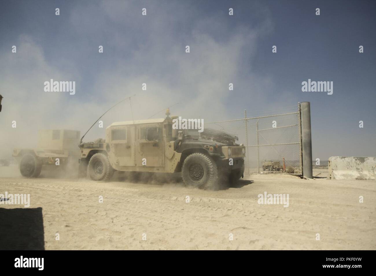 Ein High Mobility Multipurpose Radfahrzeug (Humvee) vom 56. Stryker Brigade Combat Team rollt aus dem rotatorische Einheiten Biwak, Aug. 4 zu beginnen Ausbildung Rotation 18-09 an der National Training Center, Fort Irwin, Ca. Stockfoto