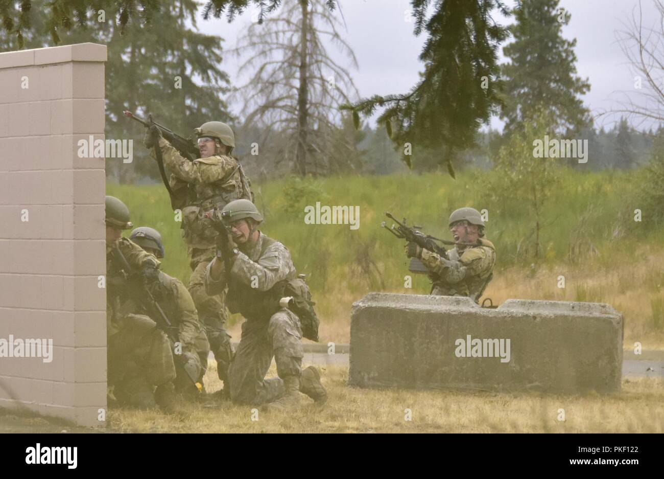 U.S. Army National Guard officer Kandidaten aus Arizona, Kalifornien, Illinois, Indiana, Kansas, Michigan, Minnesota, Missouri, New Mexico, Oklahoma, Oregon, Texas, Washington und Wisconsin Gesicht weg der Feind während der städtischen Betriebe mit der Washington Army National Guard konsolidierte OCS Phase-III-Training auf Joint Base Lewis-McChord, 31. Juli 2018. Stockfoto