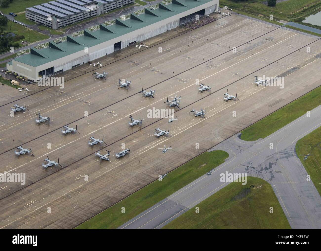 NEW RIVER, N.C. (Aug. 4, 2018) Marines von Marine Medium Tiltrotor Squadron (VMM) 162 (Verstärkt) eine Flugvorführung in der Marine Corps Air Station New River führen Sie für ihre Familien nach Abschluss ihres Einsatzes an Bord der Wasp-Klasse amphibisches Schiff USS Iwo Jima (LHD7), Aug 4, 2018. Iwo Jima ist mit seinen Amphibischen bereit Gruppe zur Unterstützung der Maritime Security Operations und Theater Sicherheit Zusammenarbeit in Europa und im Mittleren Osten eingesetzt werden. Stockfoto