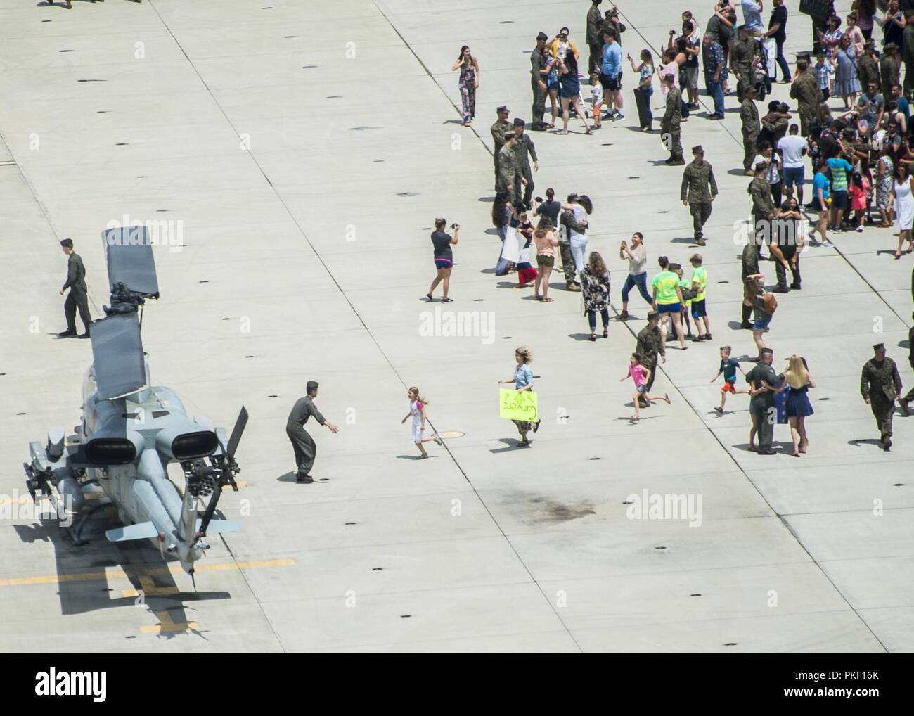 NEW RIVER, N.C. (Aug. 4, 2018) Marines von Marine Medium Tiltrotor Squadron (VMM) 162 (Verstärkt) ihre Lieben in der Marine Corps Air Station New River Umarmung nach ihrer Bereitstellung an Bord der Wasp-Klasse amphibisches Schiff USS Iwo Jima (LHD7), Aug 4, 2018. Iwo Jima ist mit seinen Amphibischen bereit Gruppe zur Unterstützung der Maritime Security Operations und Theater Sicherheit Zusammenarbeit in Europa und im Mittleren Osten eingesetzt werden. Stockfoto