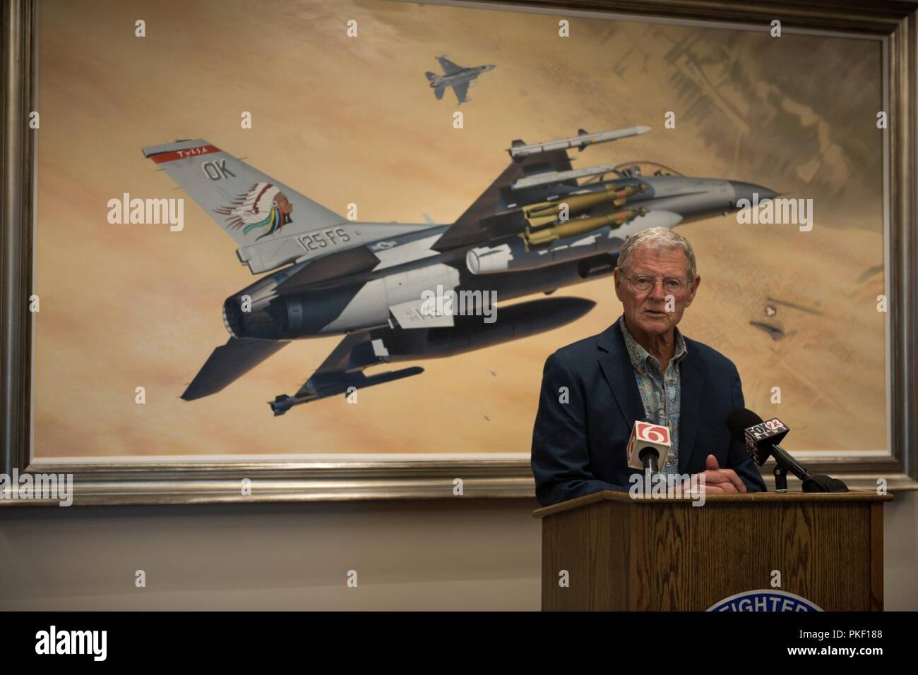 Senator Jim Inhofe spricht mit lokalen Reportern auf einer Pressekonferenz in der 138 Fighter Wing August 2, 2018 nach der Ankündigung der Passage von John S. McCain National Defense Authorization Act. Der Gesetzentwurf sieht Mittel für strategische Investitionen, Ausbildung, und militärische Lohnerhöhungen. Stockfoto