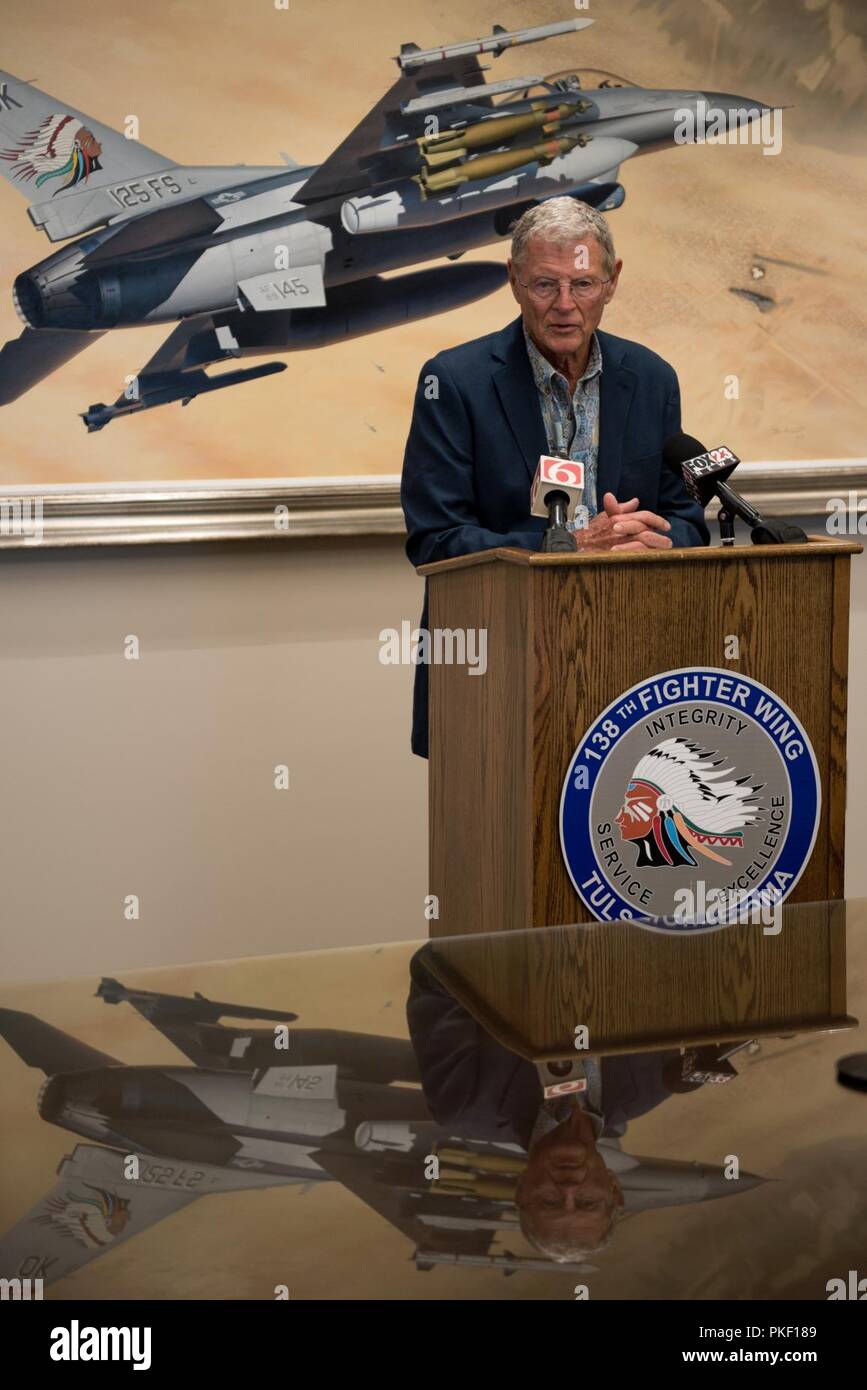 Senator Jim Inhofe hielt eine Pressekonferenz an die 138 Fighter Wing August 2, 2018 die rasche Verabschiedung des John S. McCain National Defense Authorization Act bekannt zu geben. Das Geschäftsjahr 2019 NDAA, stellt Mittel für militärische Bereitschaft, modernste Ausstattung und eine militärische 2,6 Prozent Lohnerhöhung. Stockfoto