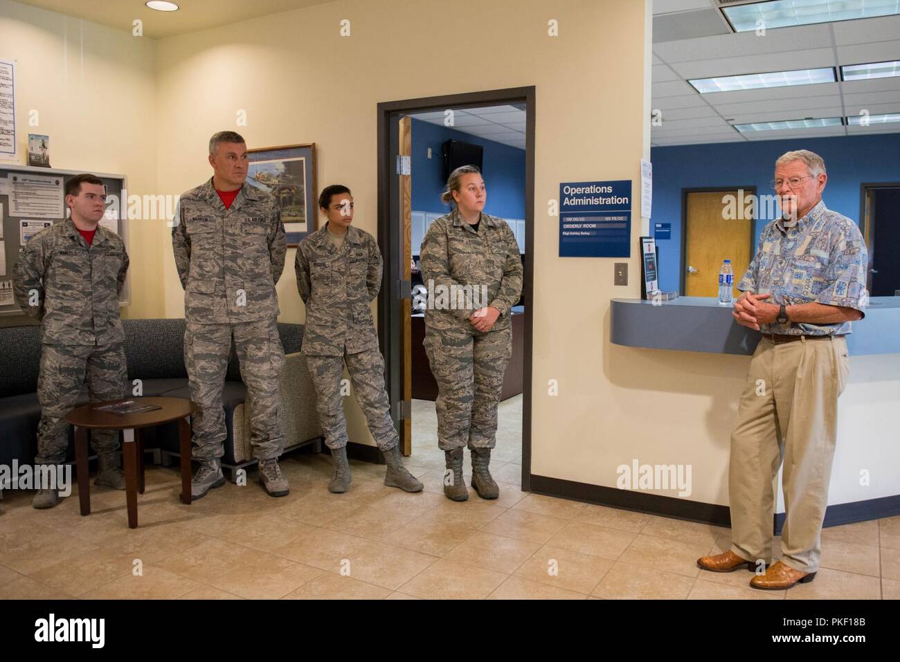 Senator Jim Inhofe besuchten die 138 Fighter Wing August 2, 2018 mit dem Flieger zu treffen und die rasche Verabschiedung des John S. McCain National Defense Authorization Act bekannt. Das Geschäftsjahr 2019 NDAA, stellt Mittel für militärische Bereitschaft, modernste Ausstattung und eine militärische 2,6 Prozent Lohnerhöhung. Stockfoto